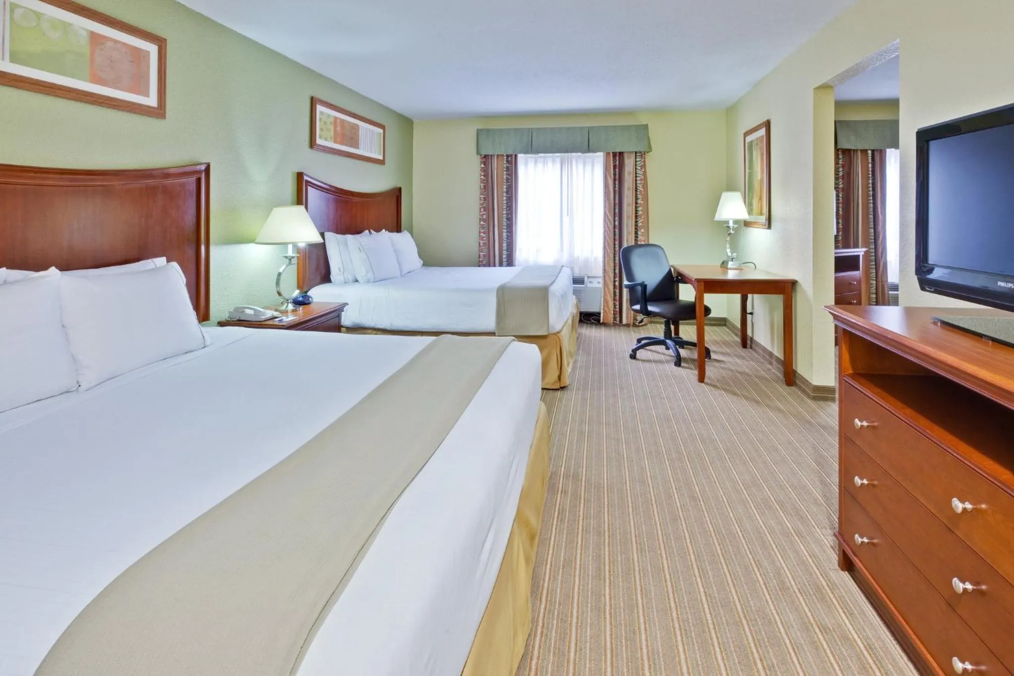 Photo of the whole room, Bed in Holiday Inn Express Winfield - Teays Valley by IHG