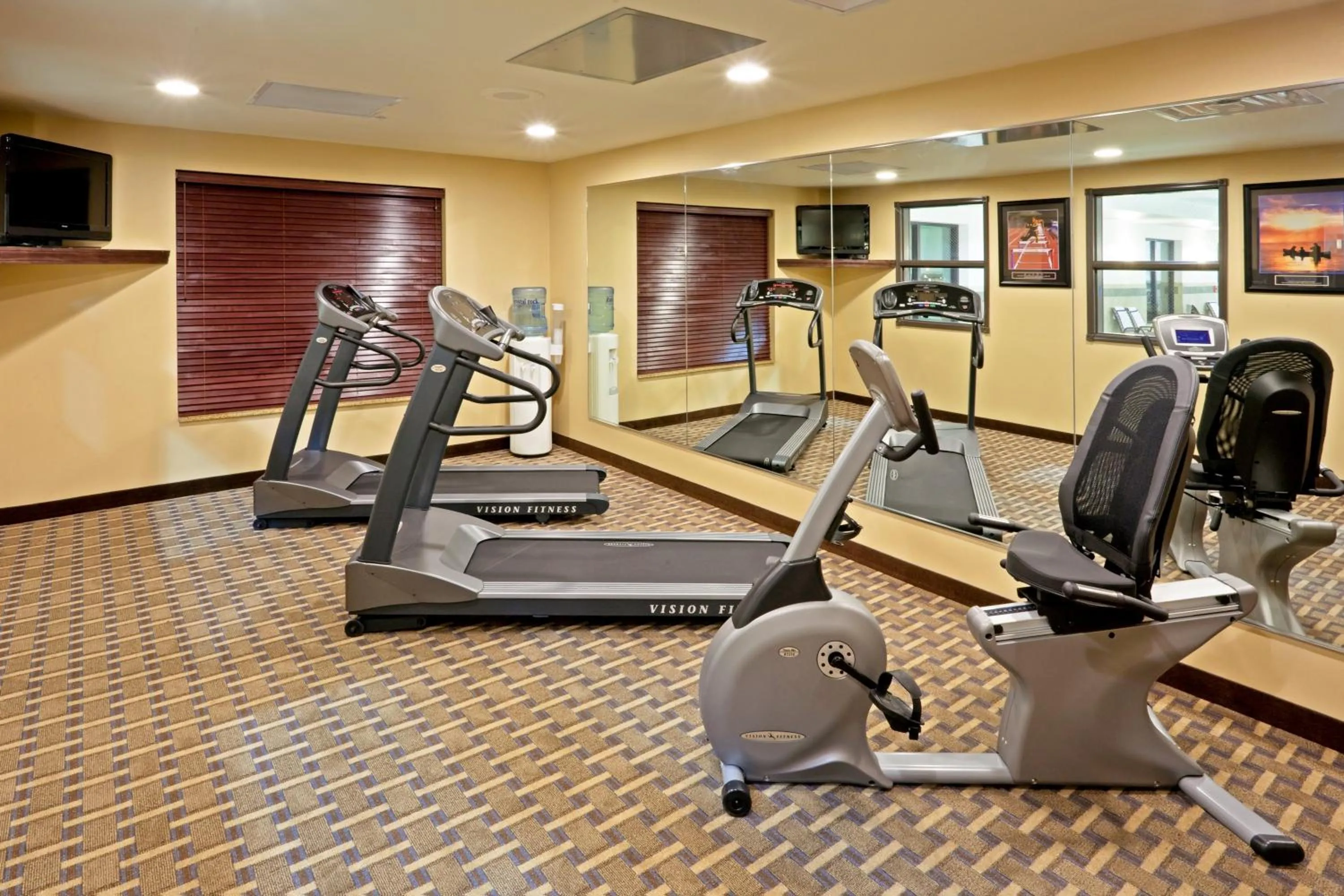 Fitness centre/facilities in Holiday Inn Express & Suites Syracuse North - Airport Area by IHG