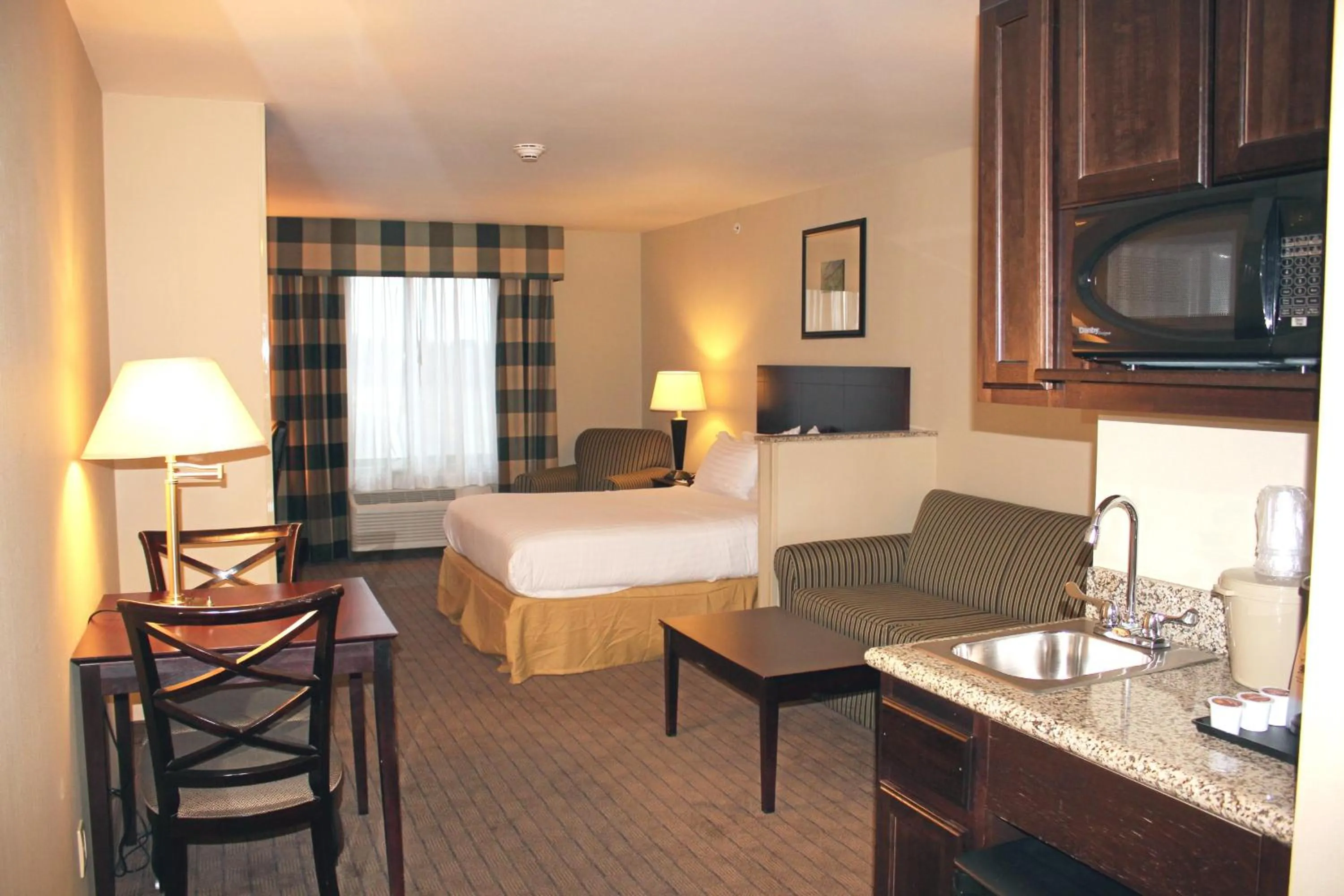 Photo of the whole room, Bed in Holiday Inn Express & Suites Syracuse North - Airport Area by IHG