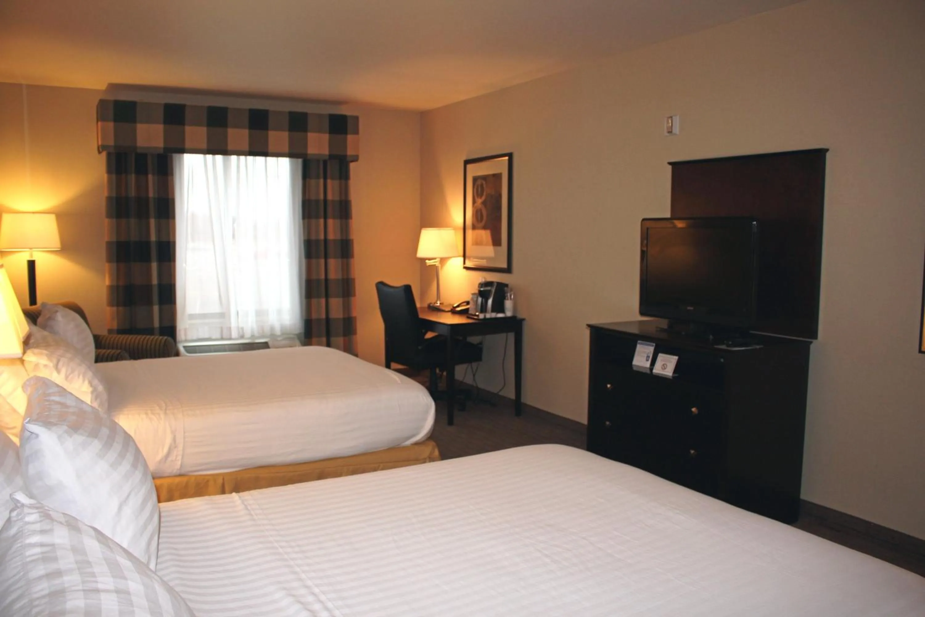 Photo of the whole room, Bed in Holiday Inn Express & Suites Syracuse North - Airport Area by IHG