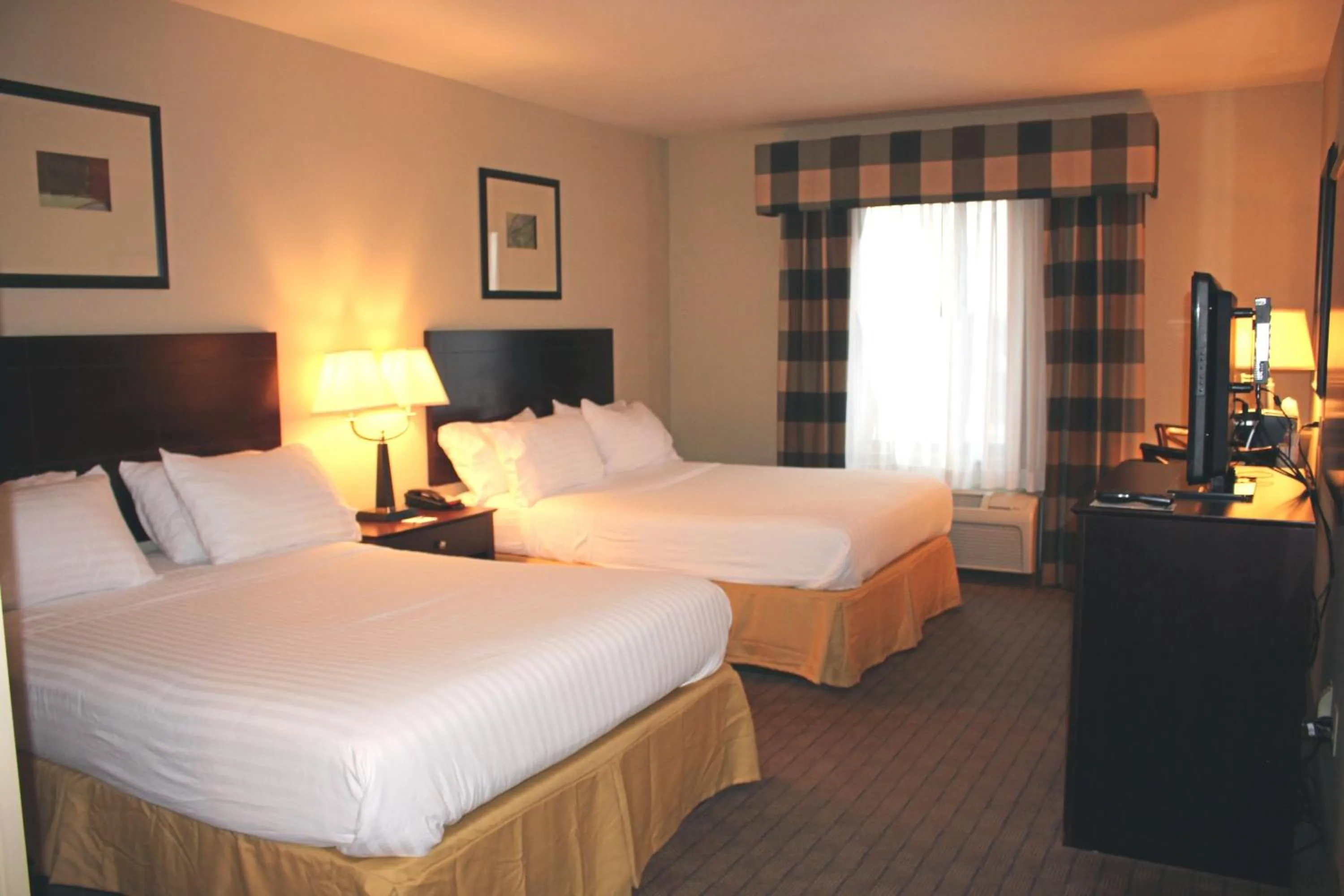 Photo of the whole room, Bed in Holiday Inn Express & Suites Syracuse North - Airport Area by IHG