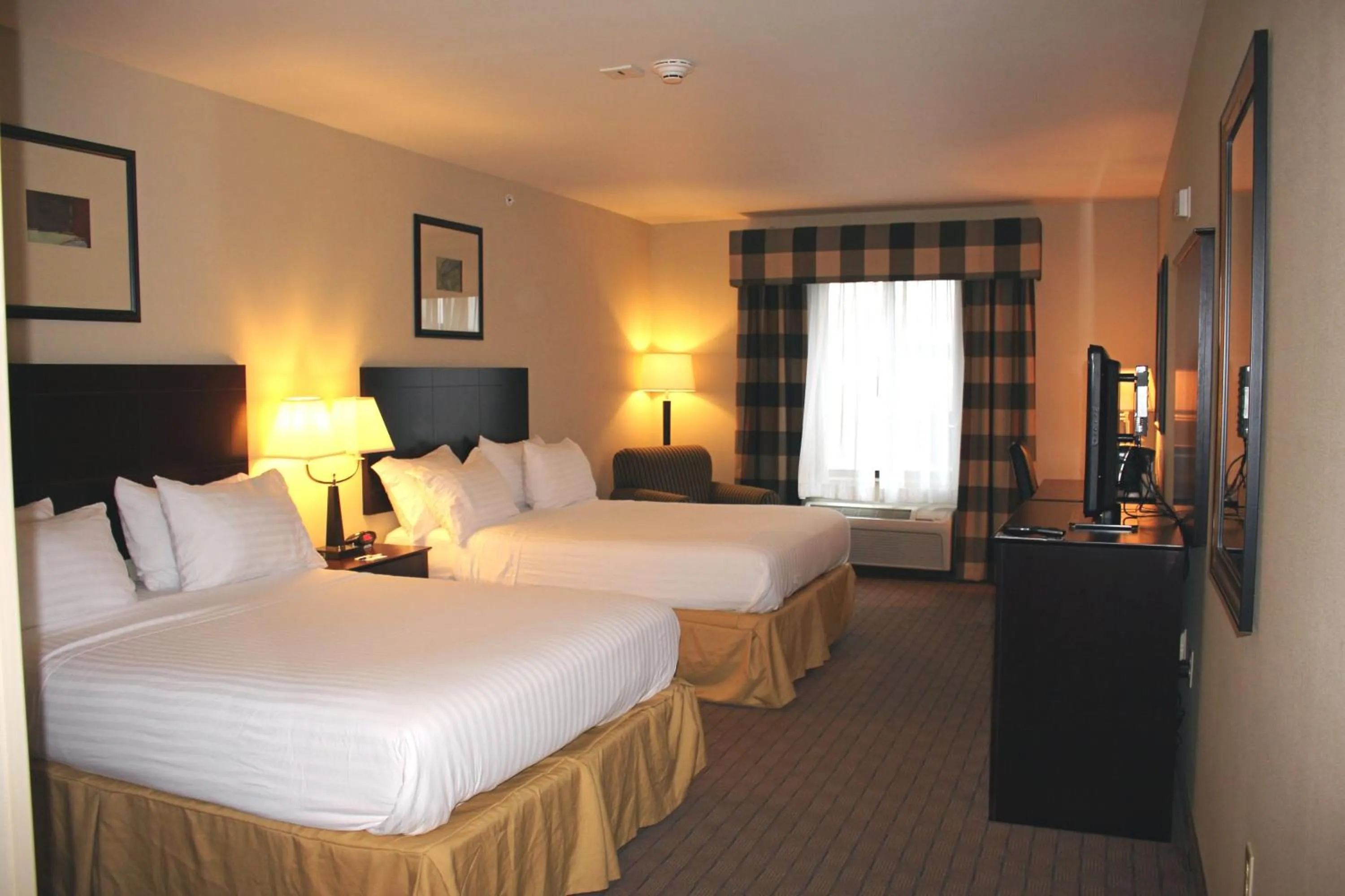 Photo of the whole room, Bed in Holiday Inn Express & Suites Syracuse North - Airport Area by IHG