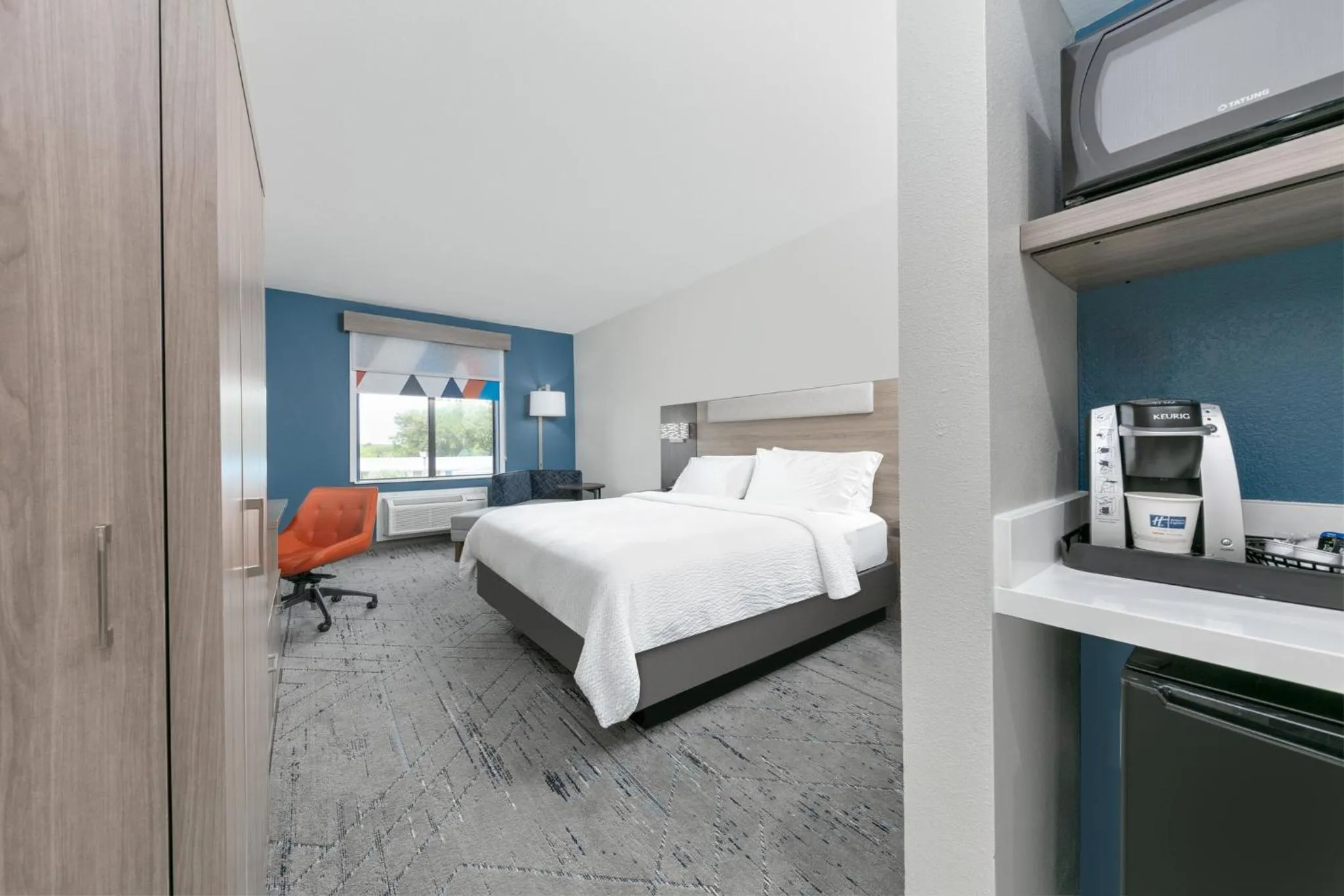 Photo of the whole room, Bed in Holiday Inn Express Hotel & Suites Winnie by IHG