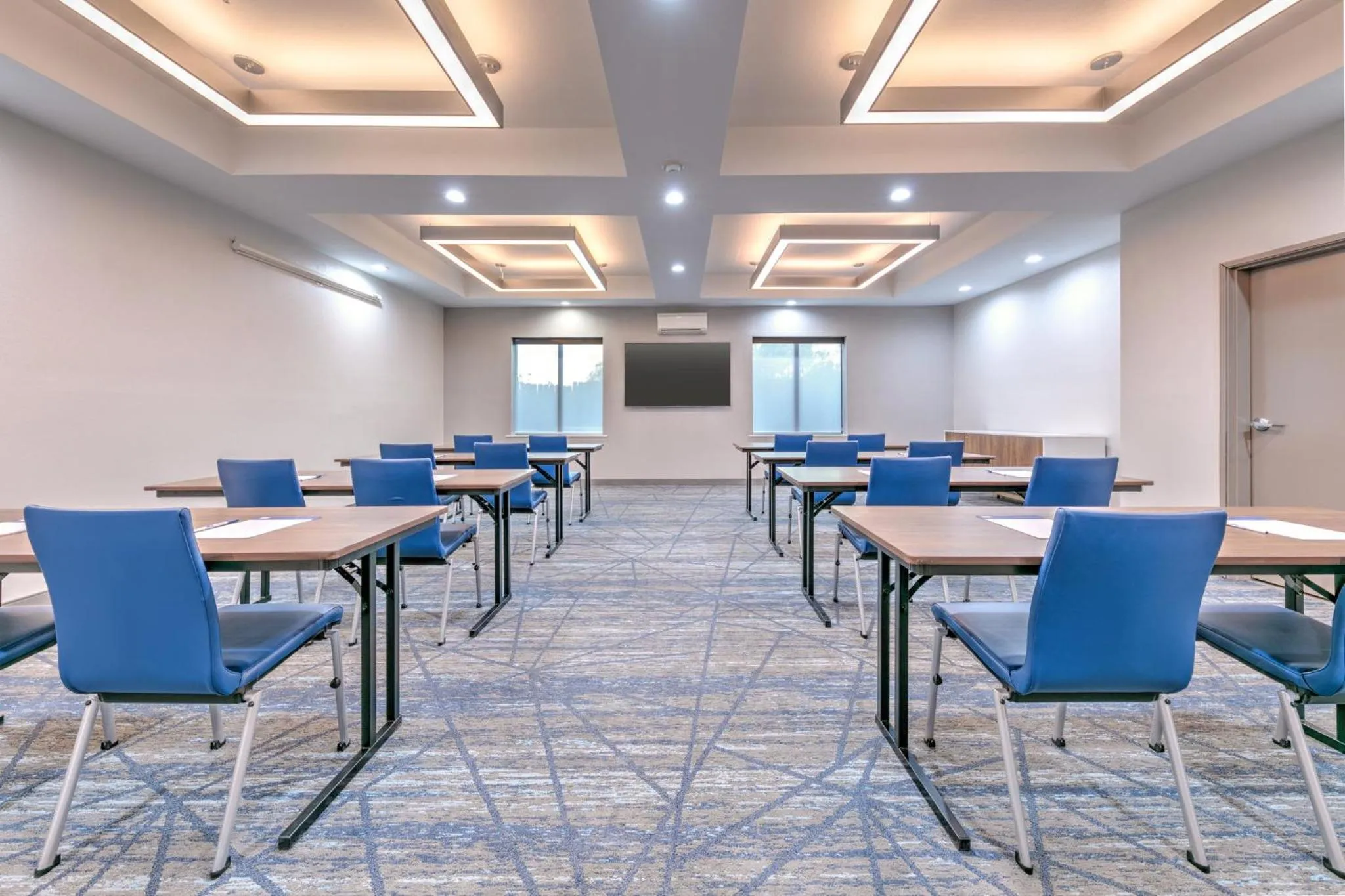 Meeting/conference room in Holiday Inn Express Hotel & Suites Winnie by IHG