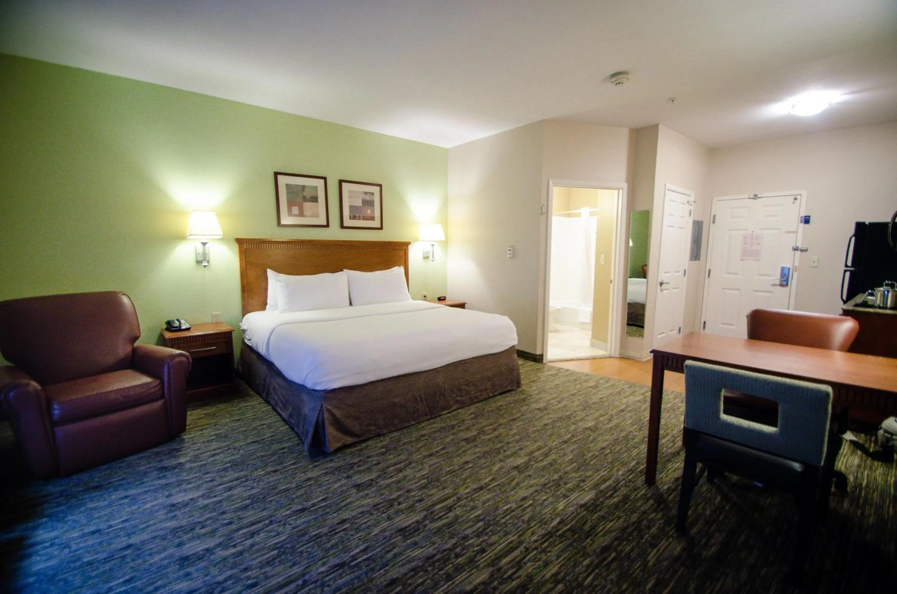 Photo of the whole room, Bed in Candlewood Suites Temple by IHG