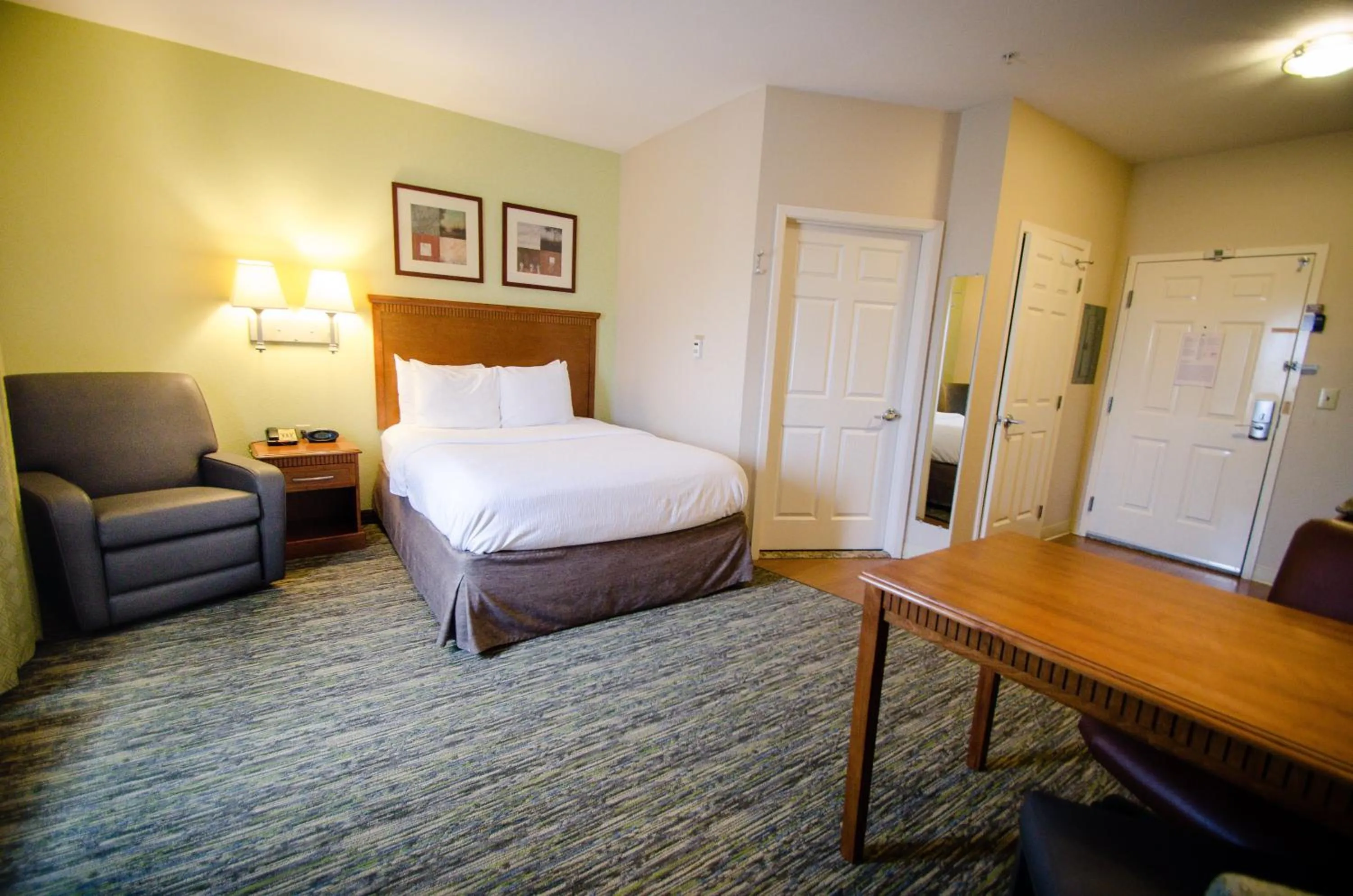 Photo of the whole room, Bed in Candlewood Suites Temple by IHG