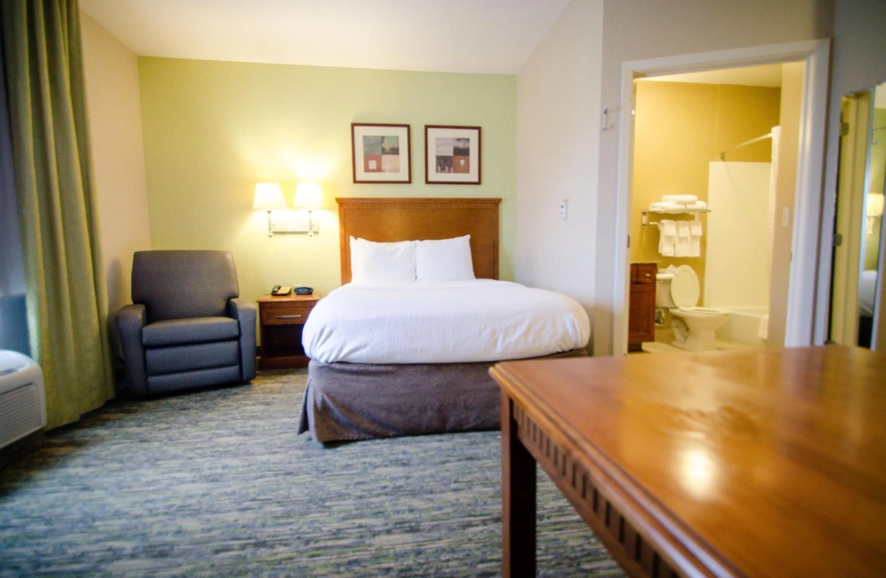Photo of the whole room, Bed in Candlewood Suites Temple by IHG