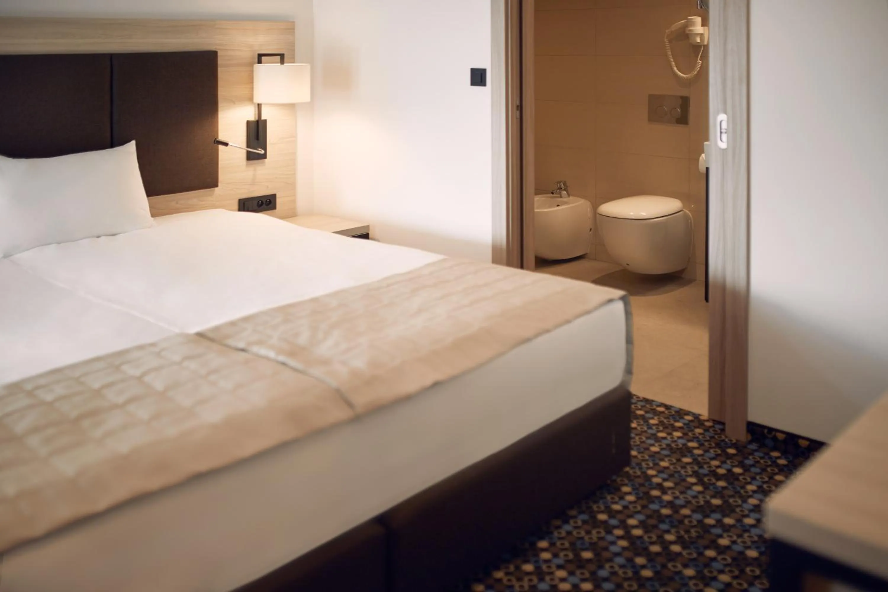 Bathroom, Bed in Bristol Aparthotel