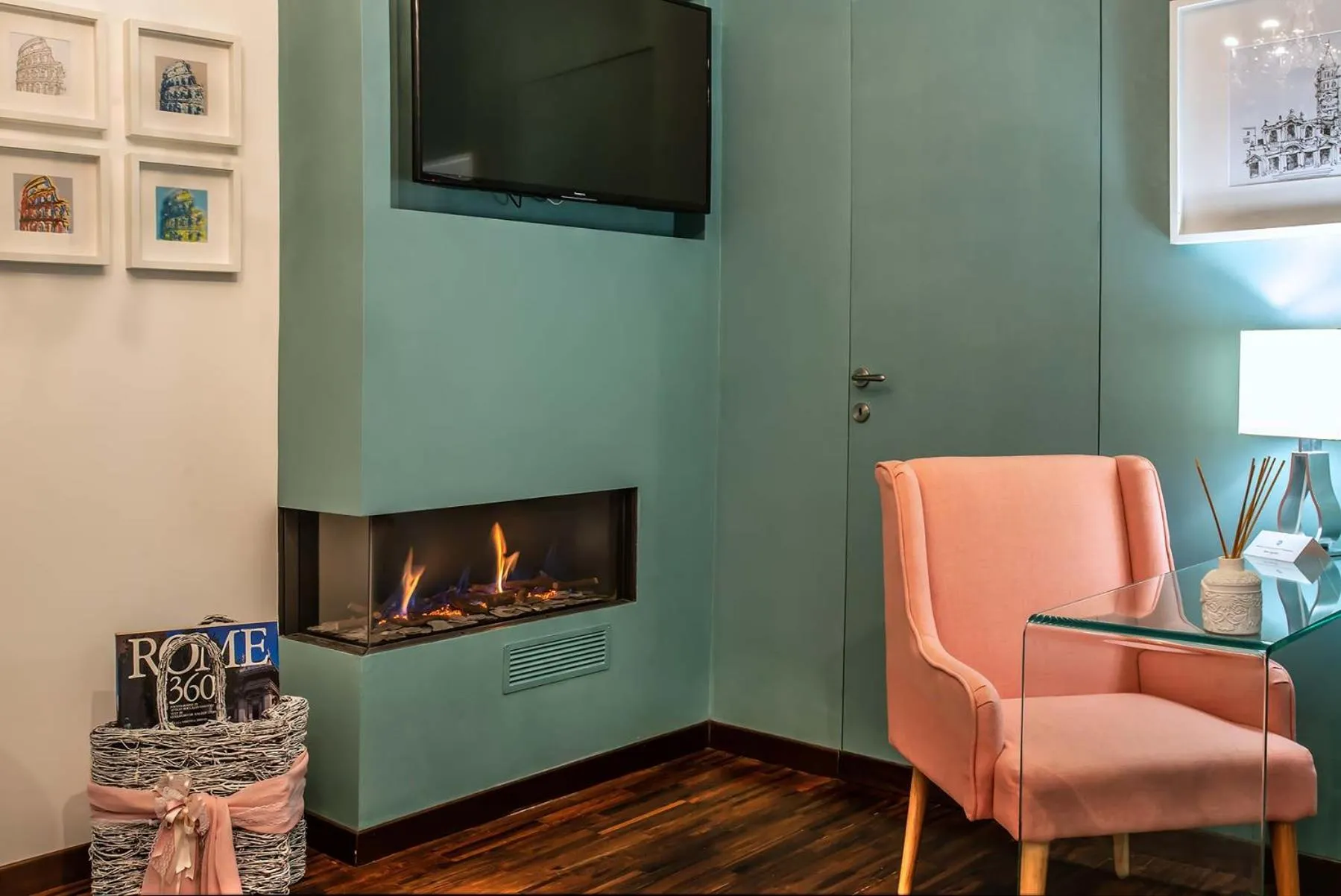 Communal lounge/ TV room in Merulana Inn Guest House