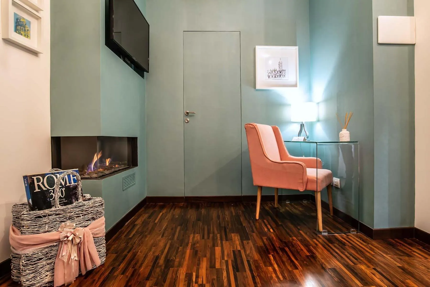 Communal lounge/ TV room in Merulana Inn Guest House