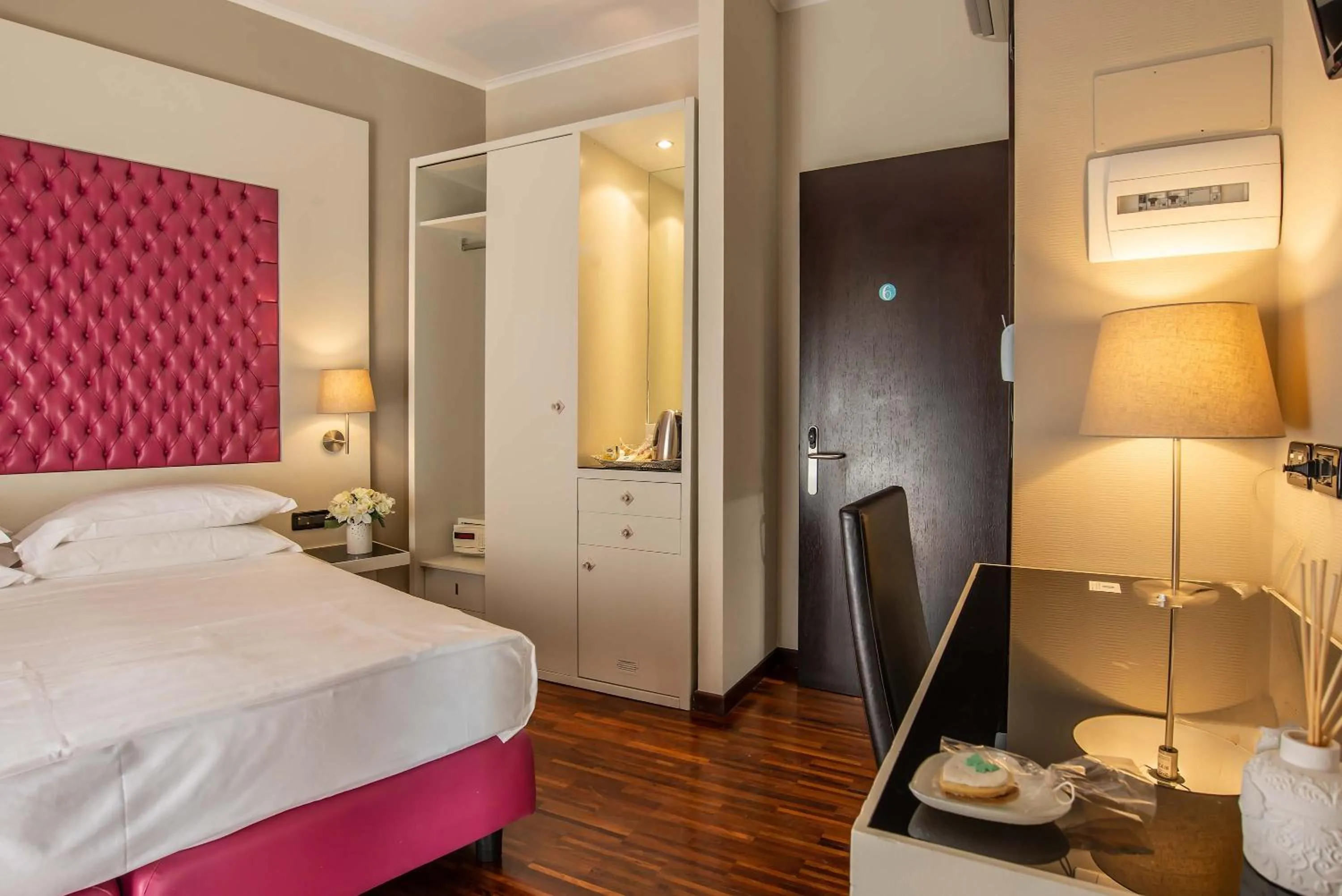 Bedroom, Bed in Merulana Inn Guest House