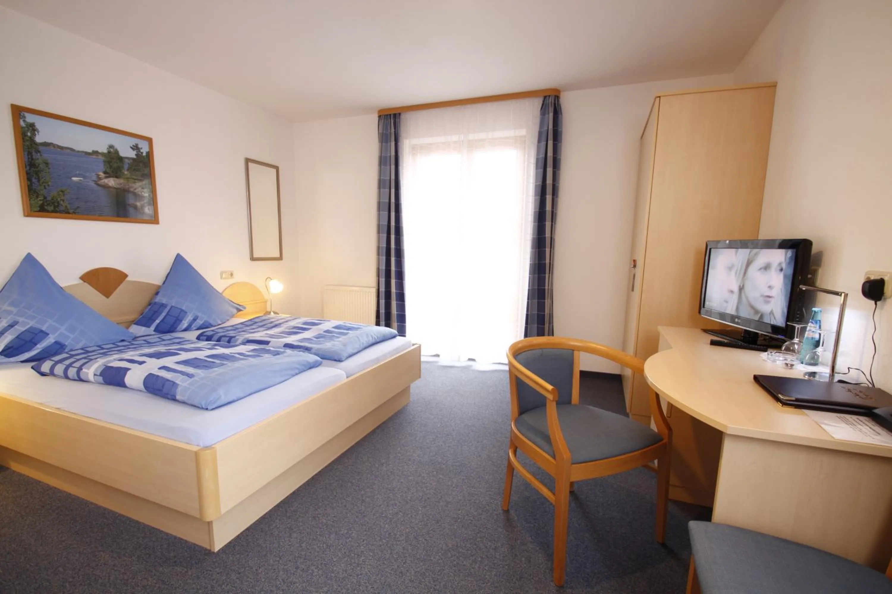 Photo of the whole room, Bed in Hotel-Cafe Hanfstingl