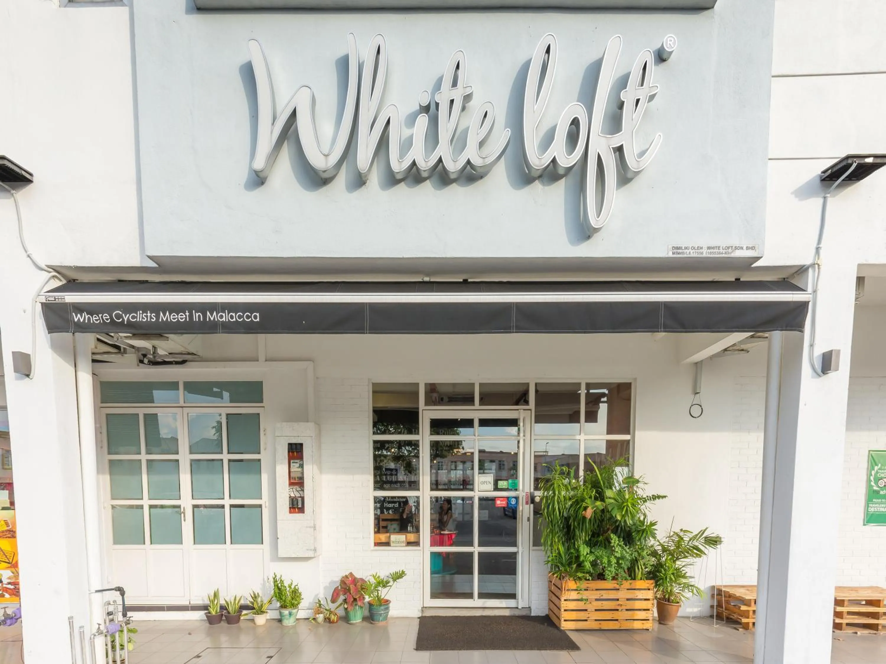 Facade/entrance in White Loft Hotel
