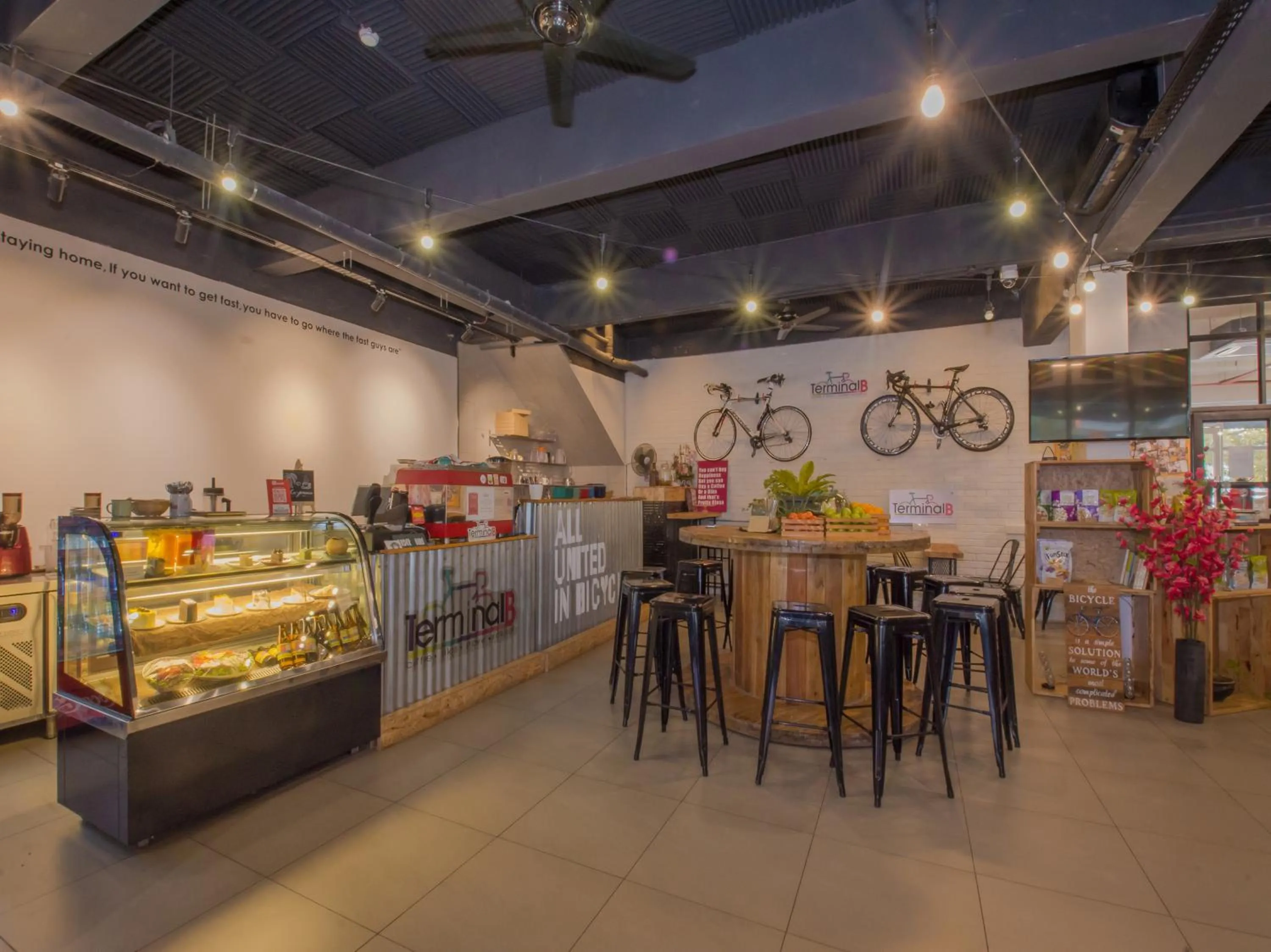 Restaurant/places to eat in White Loft Hotel