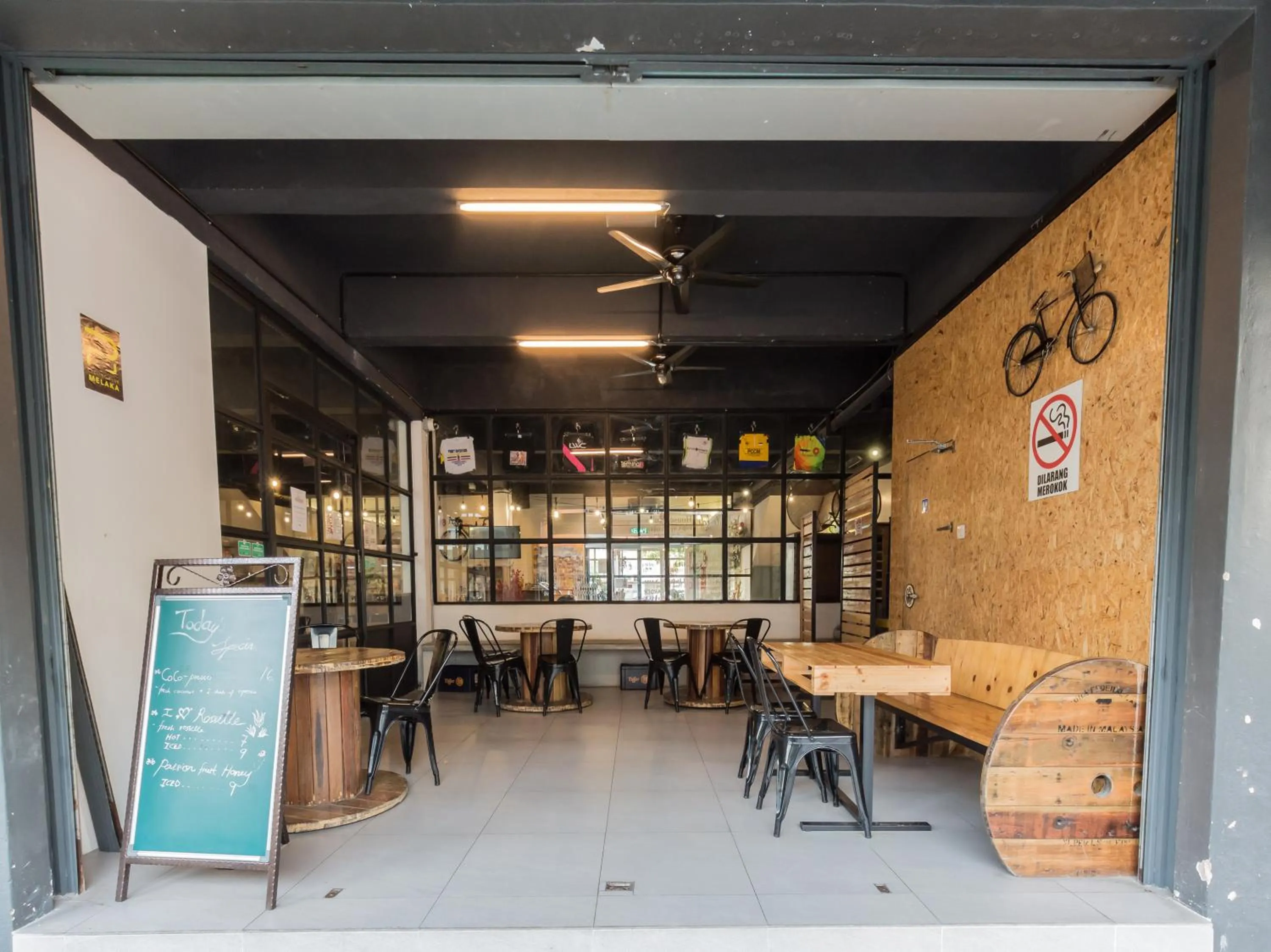 Restaurant/places to eat in White Loft Hotel