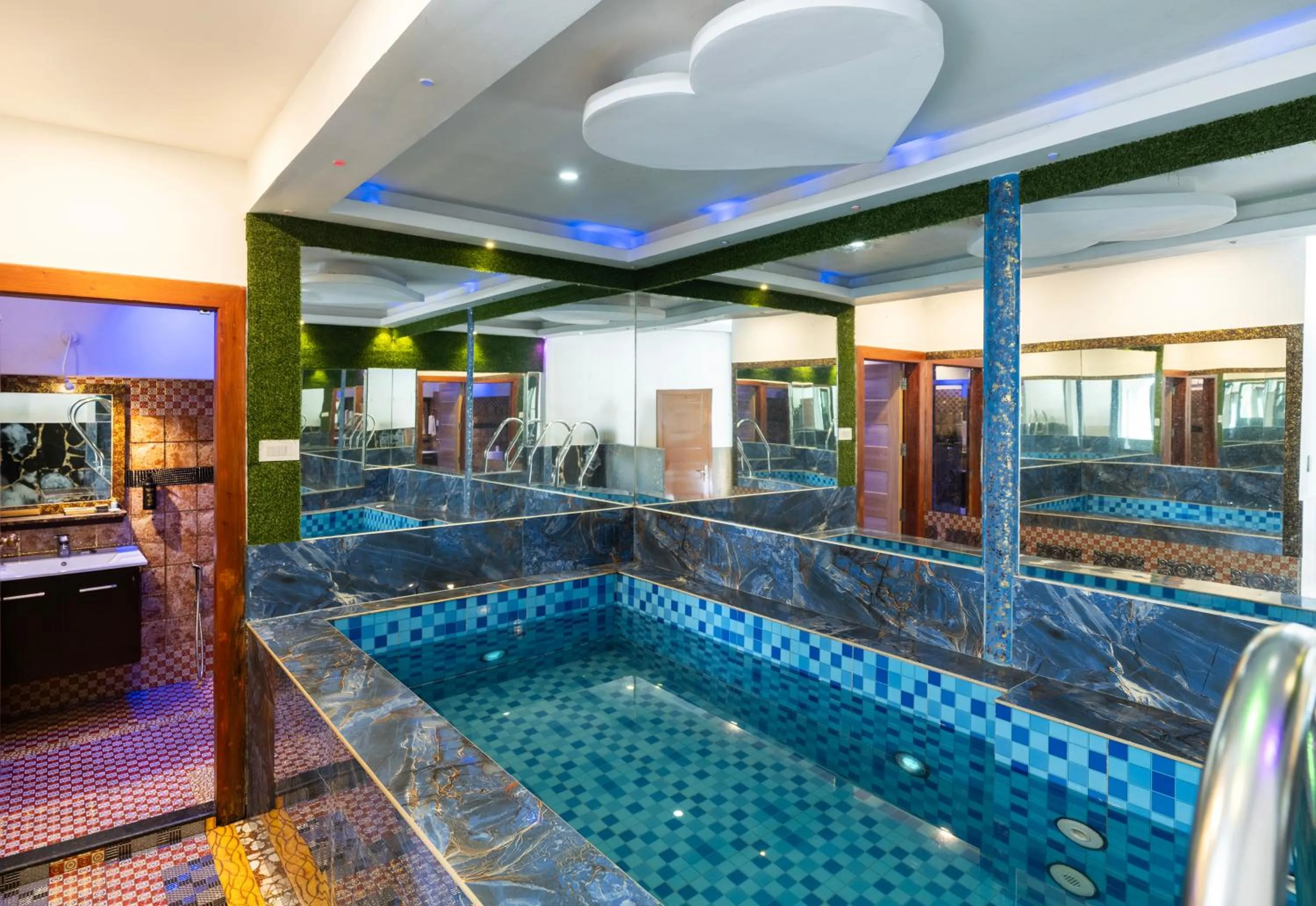 Swimming pool in Parakkat Nature Resort