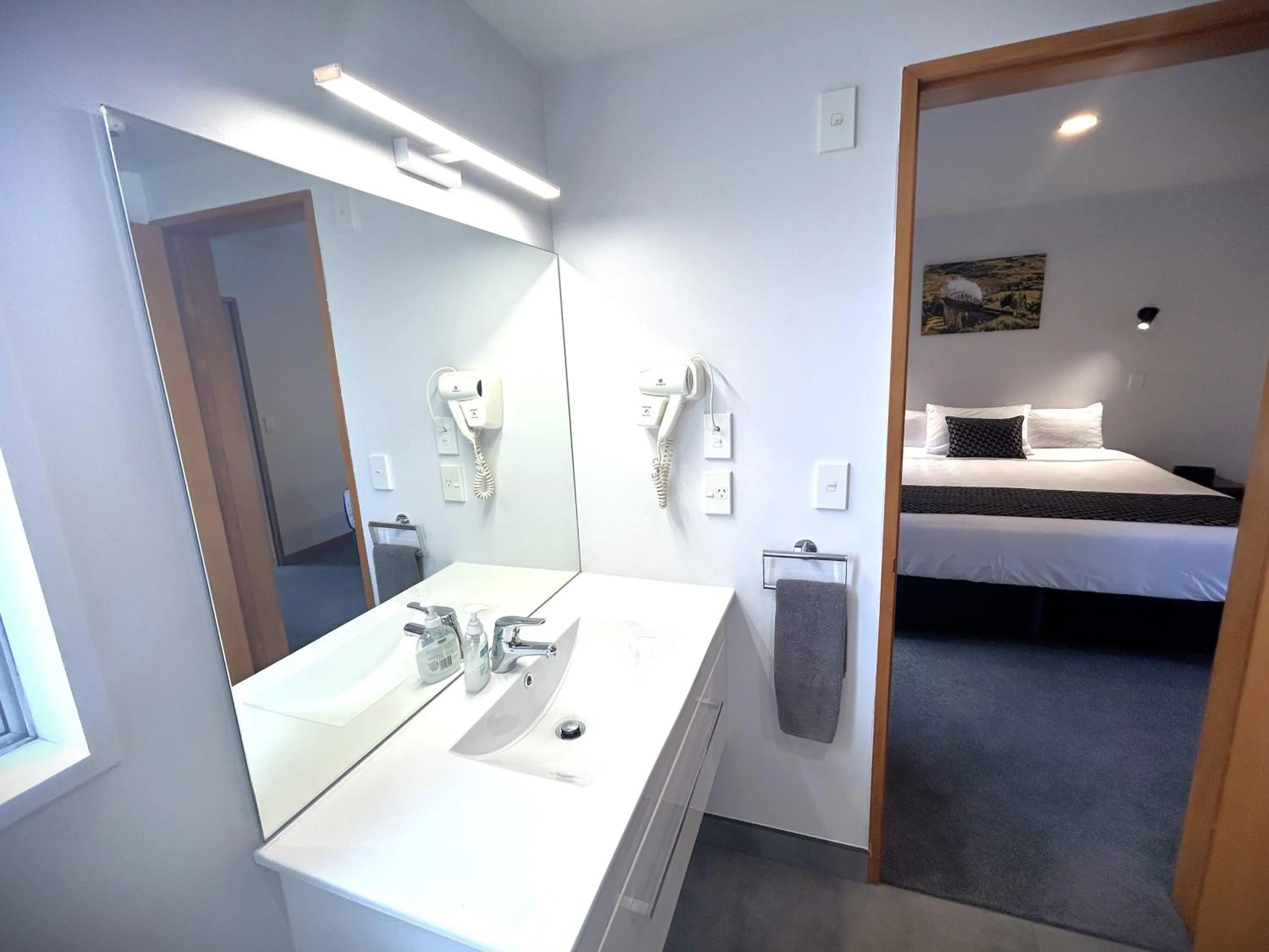 Bed in Shelby Motor Lodge