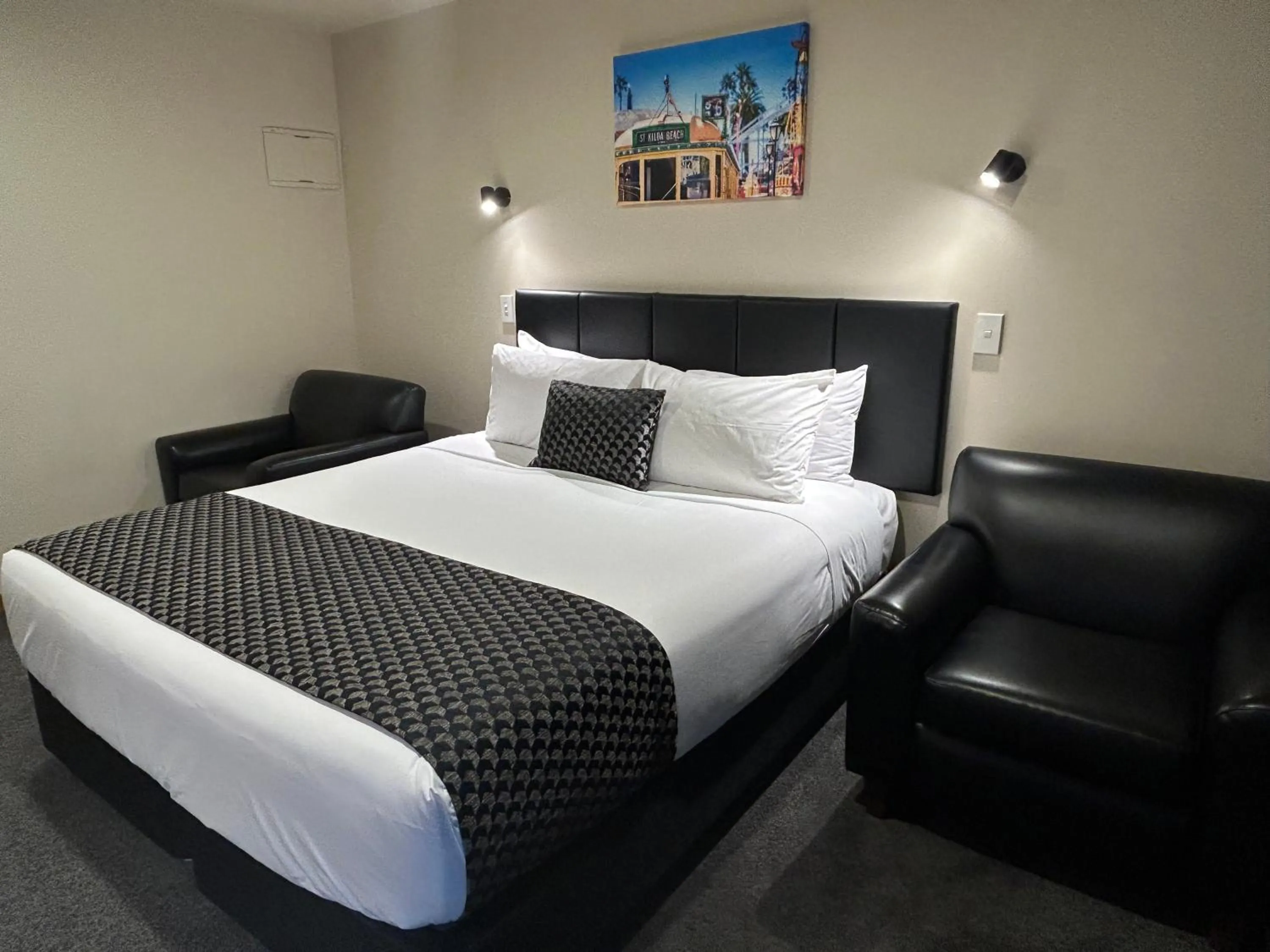 Bed in Shelby Motor Lodge