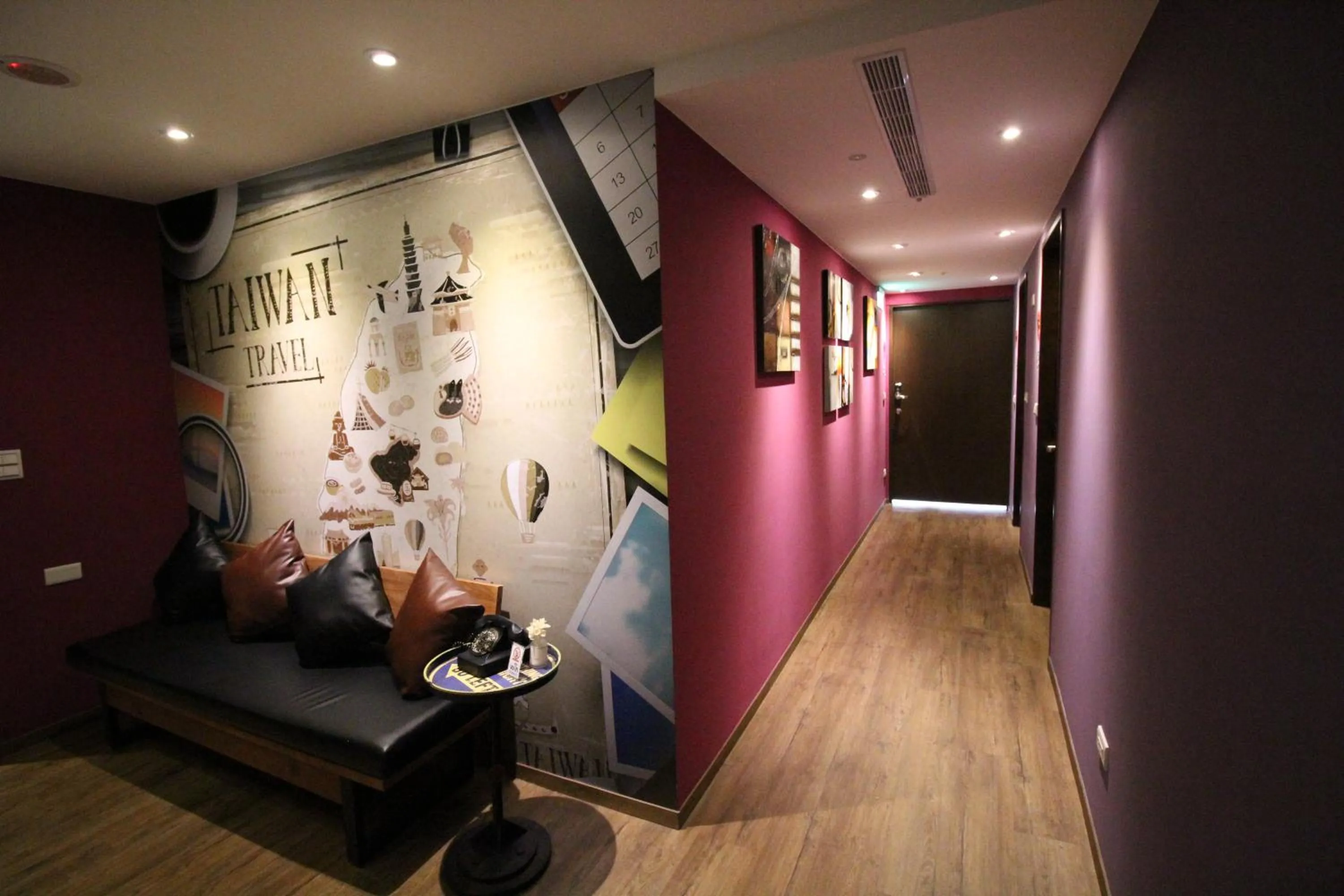 Decorative detail in I Play Inn TP