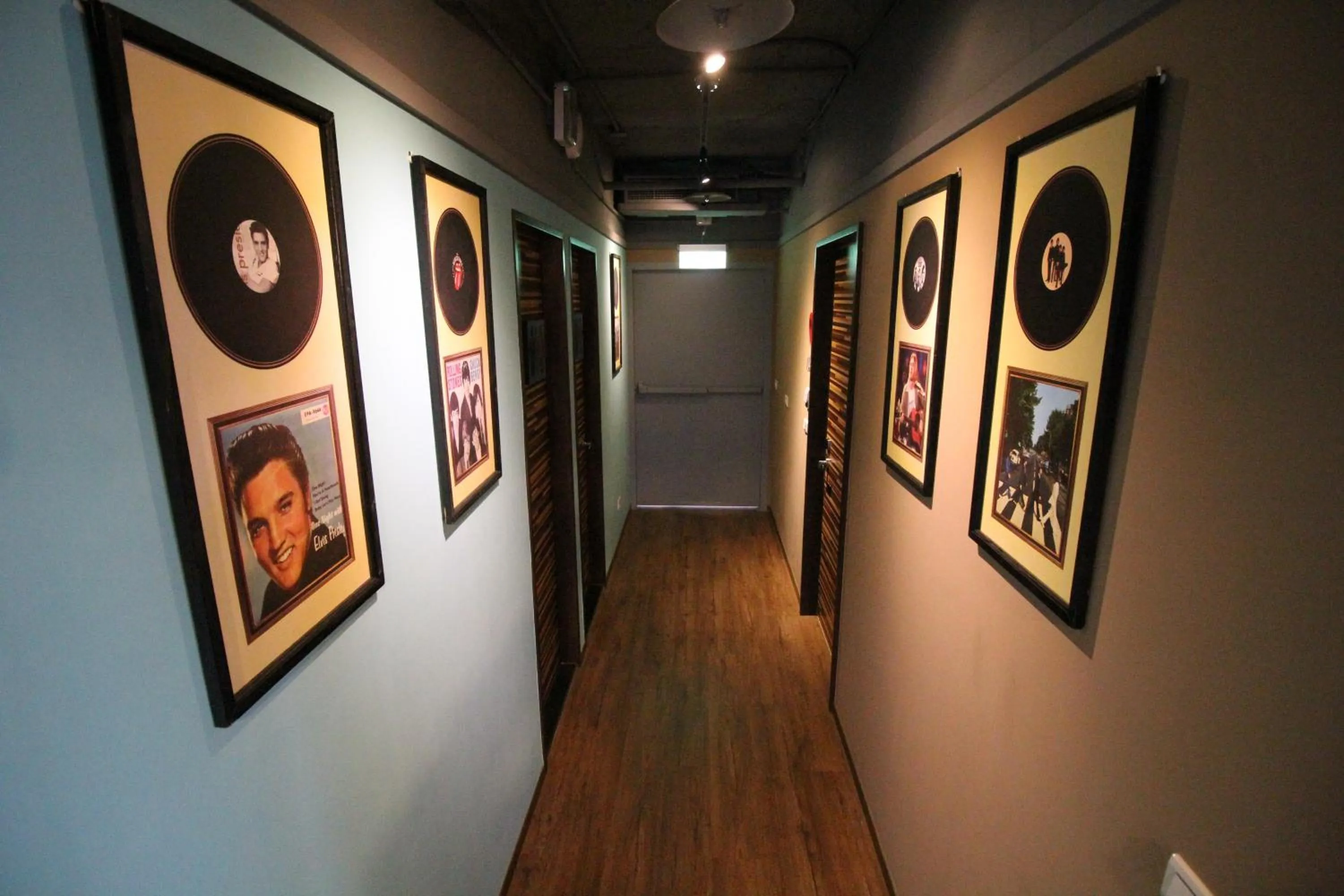 Decorative detail in I Play Inn TP