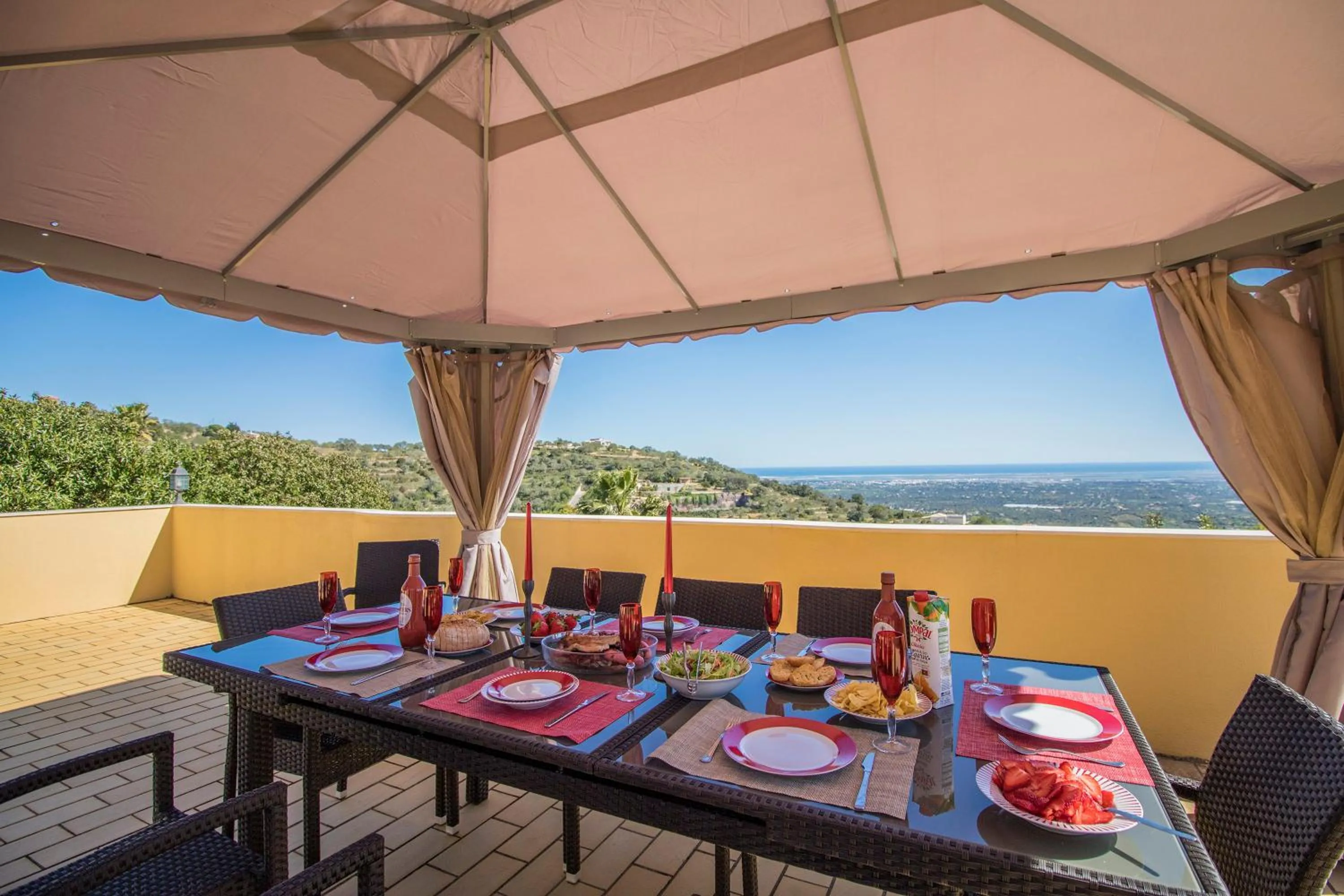 Dining area in Villa Panoramica by Algarve Holidays