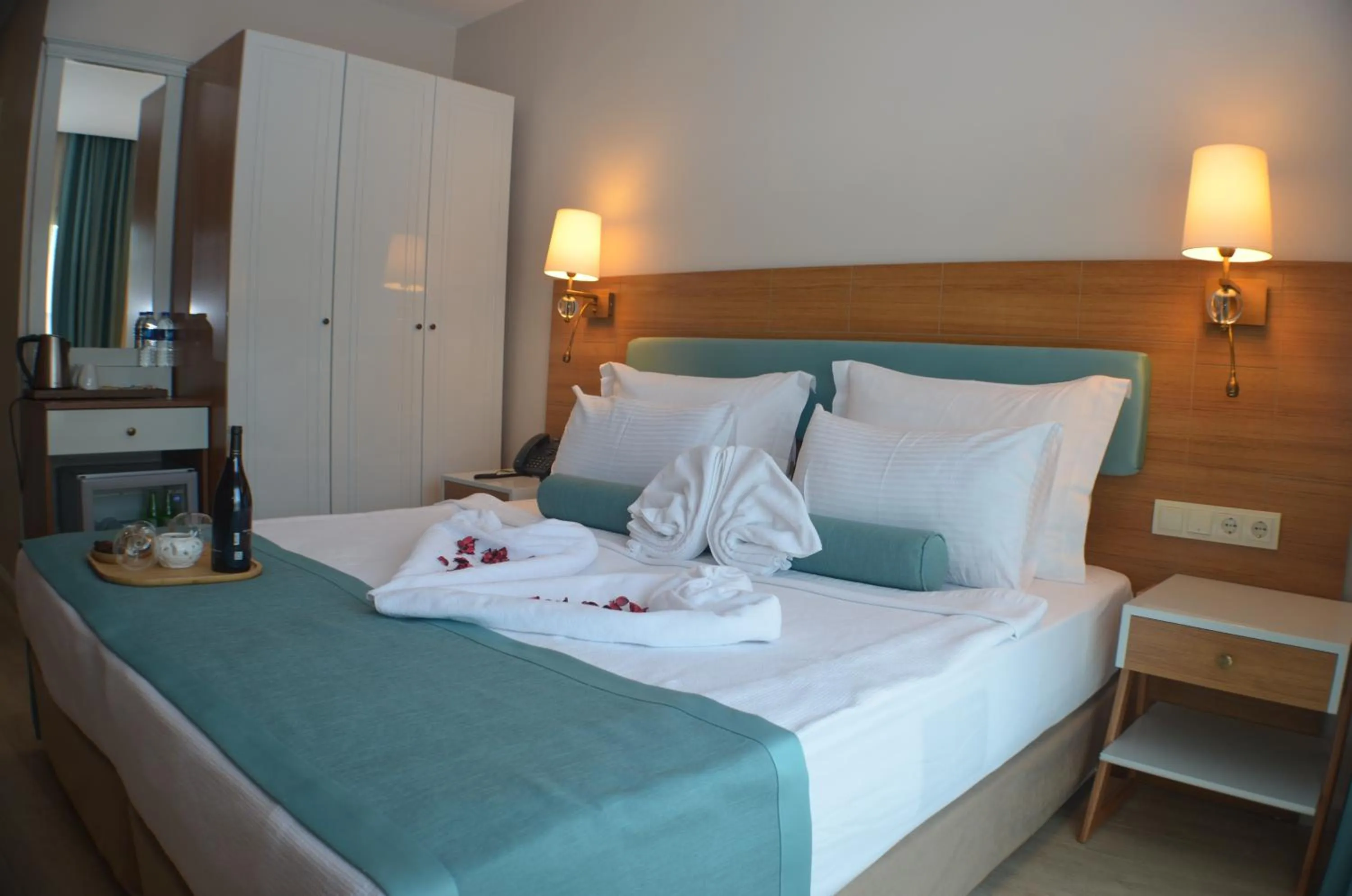 Deluxe Double Room with Side Sea View in Sardinia Otel