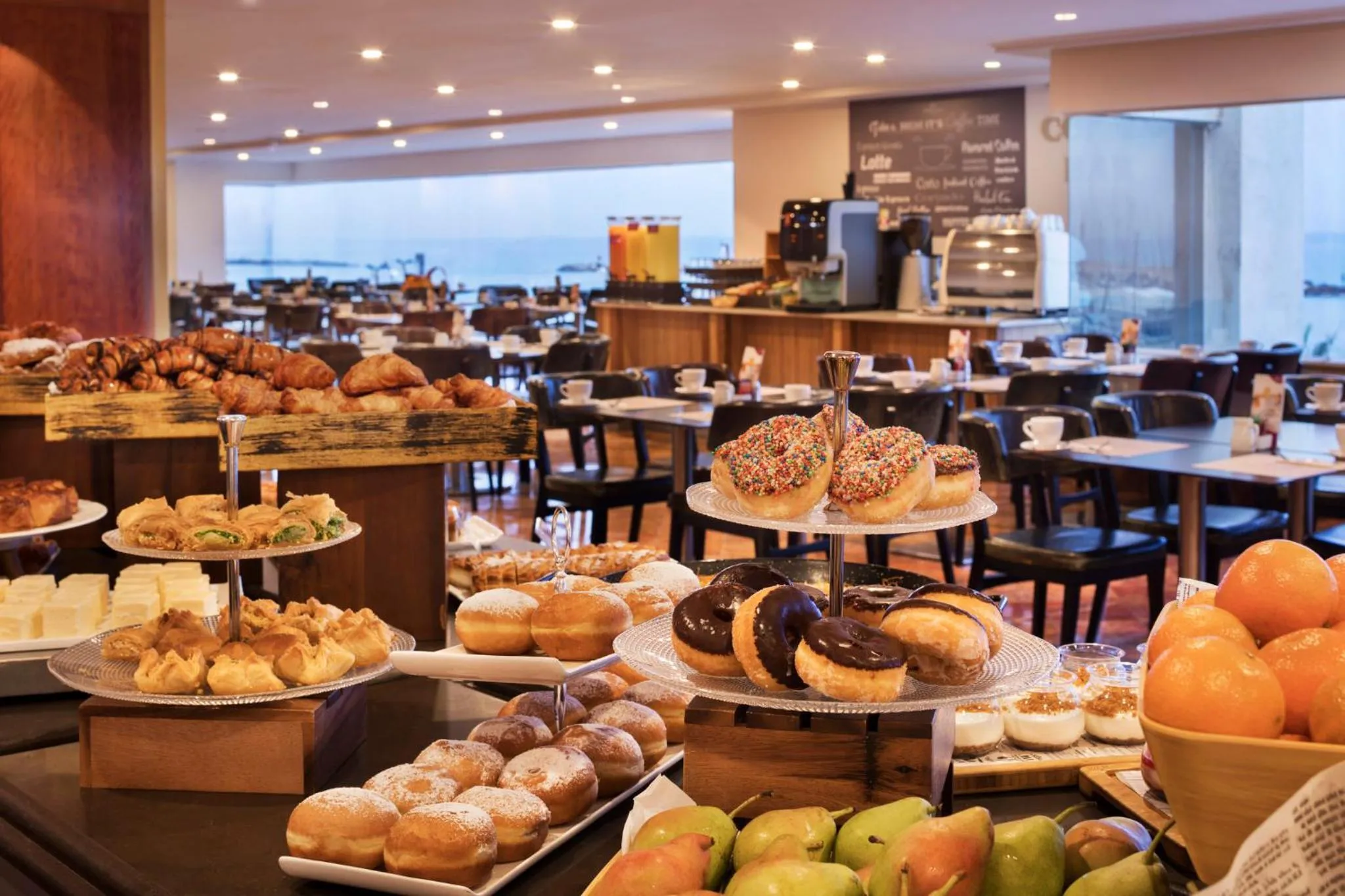Restaurant/places to eat in Crowne Plaza Tel Aviv Beach by IHG