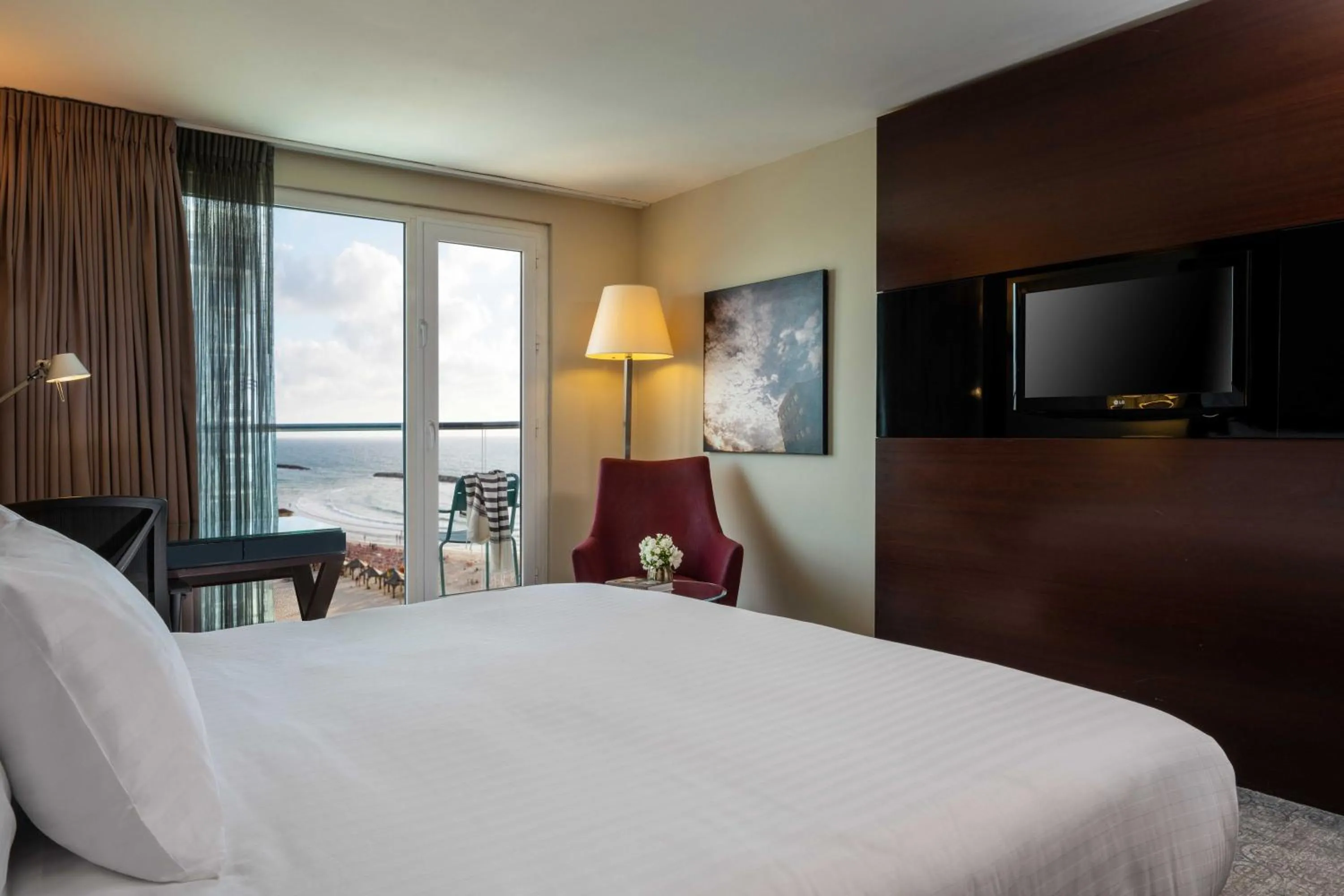 Photo of the whole room, Bed in Crowne Plaza Tel Aviv Beach by IHG