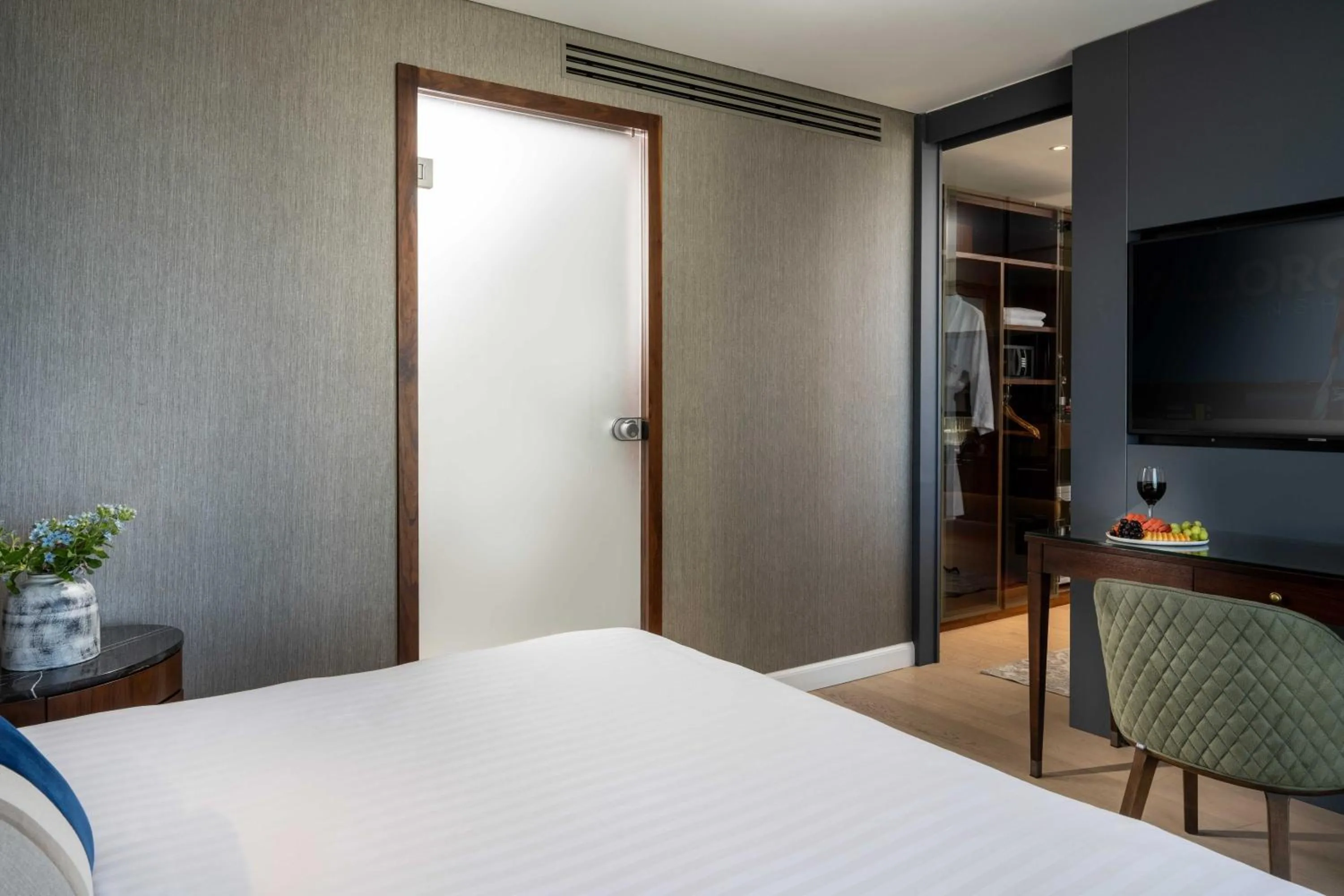 Photo of the whole room, Bed in Crowne Plaza Tel Aviv Beach by IHG