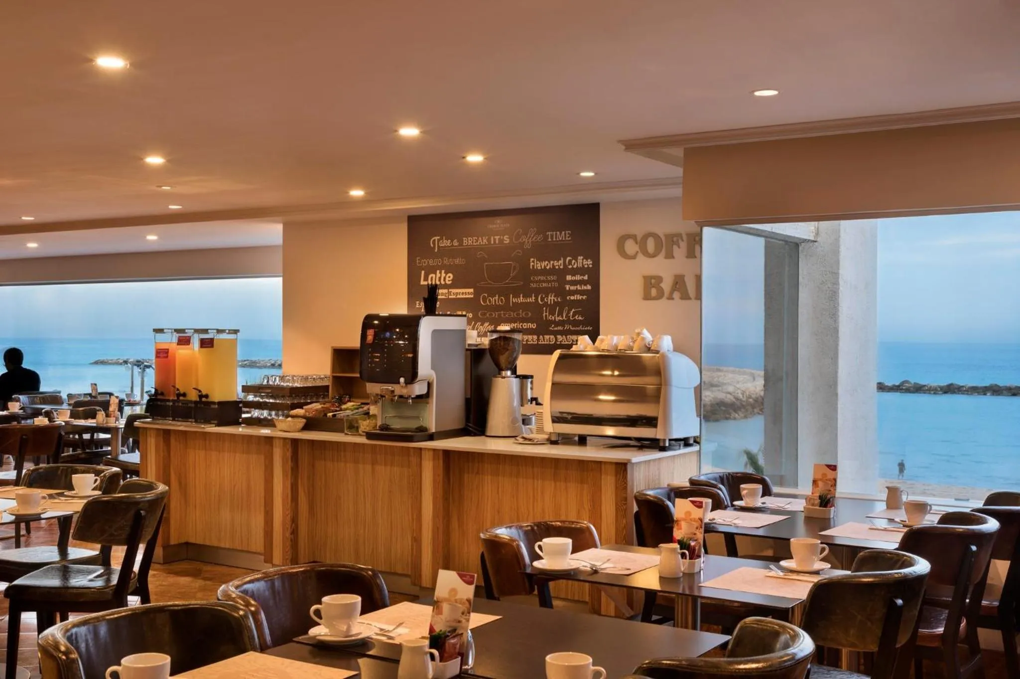 Restaurant/places to eat in Crowne Plaza Tel Aviv Beach by IHG