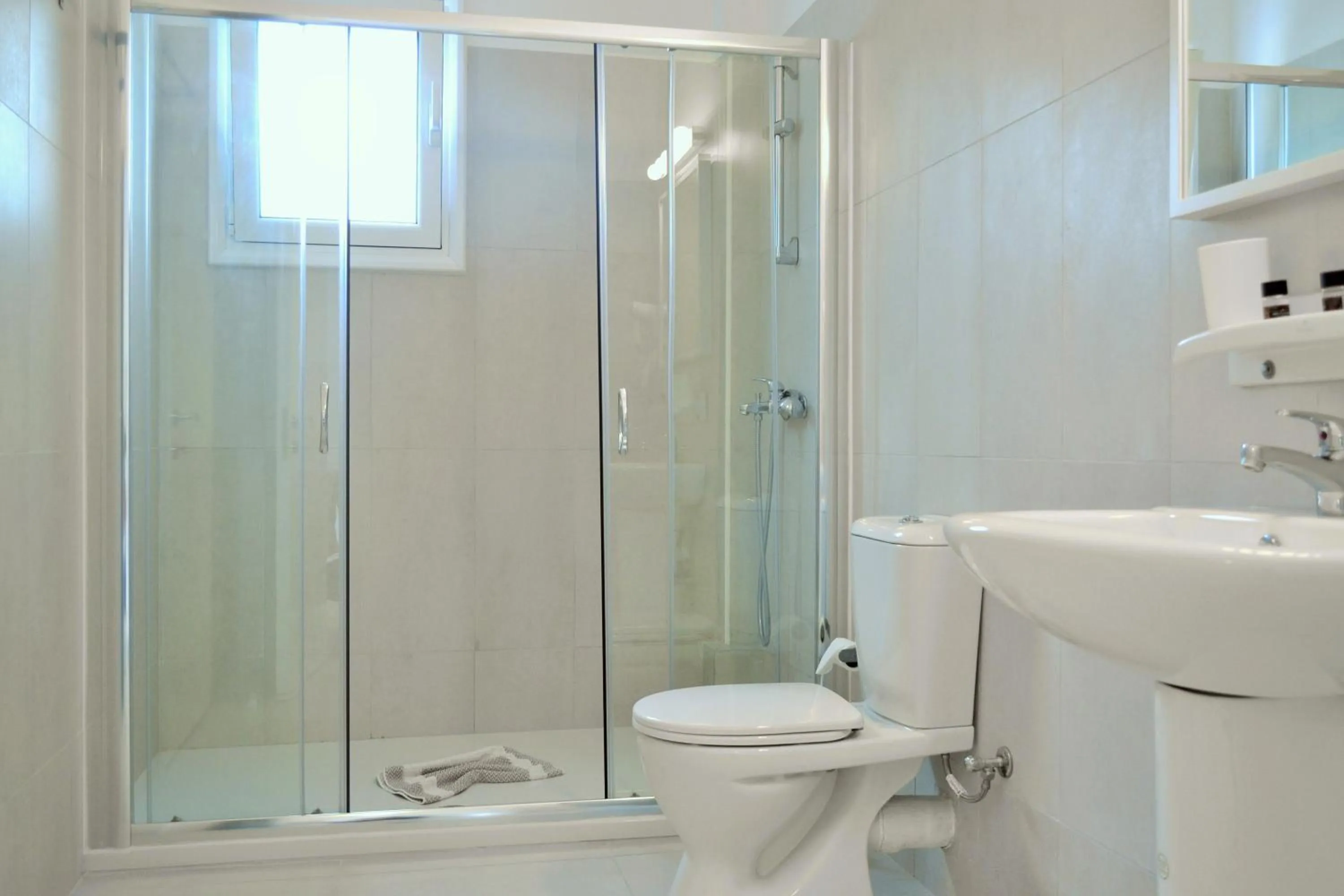 Toilet in Folies Corfu Town Hotel Apartments