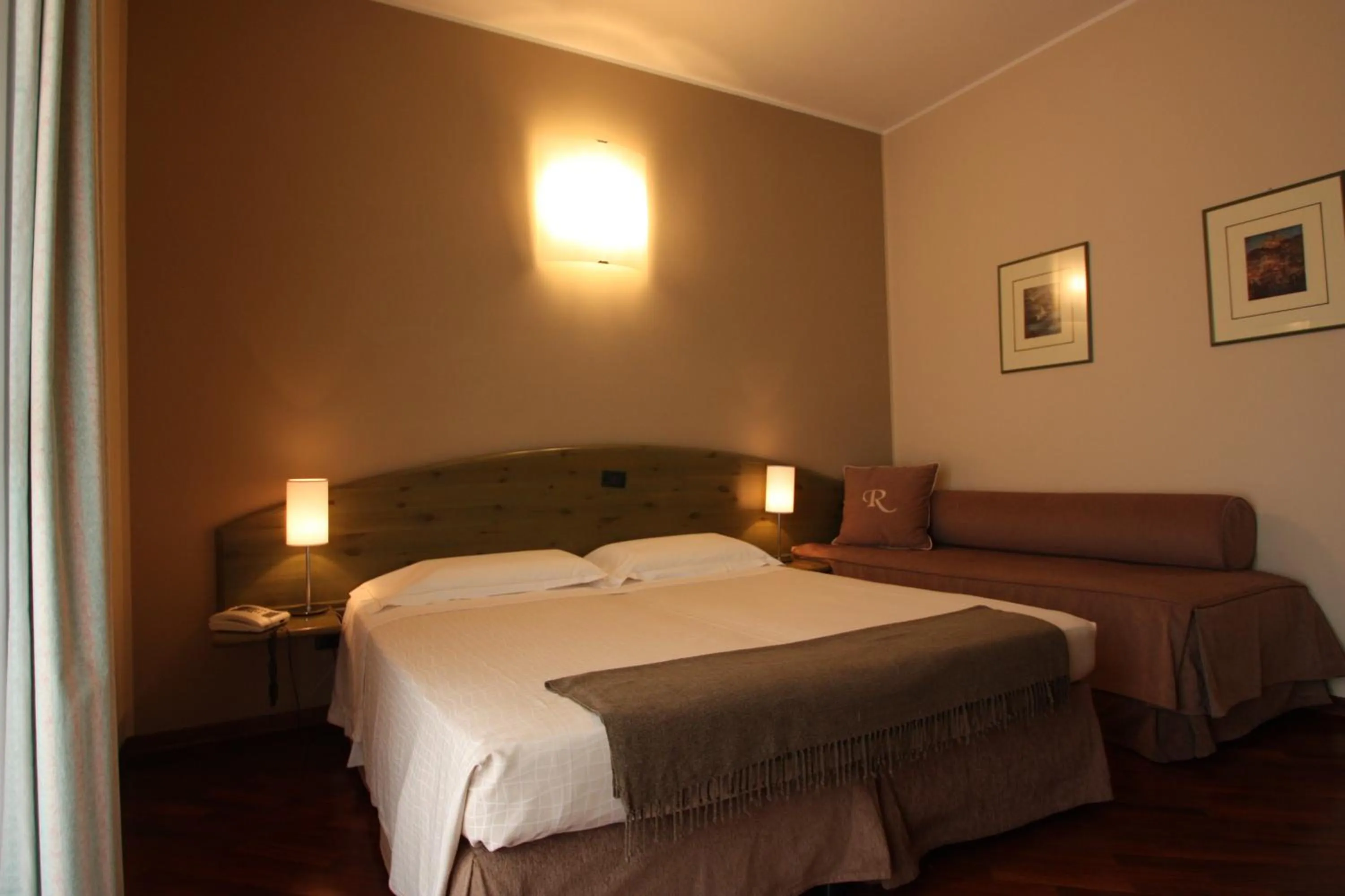 Bedroom, Bed in Albergo Della Roccia