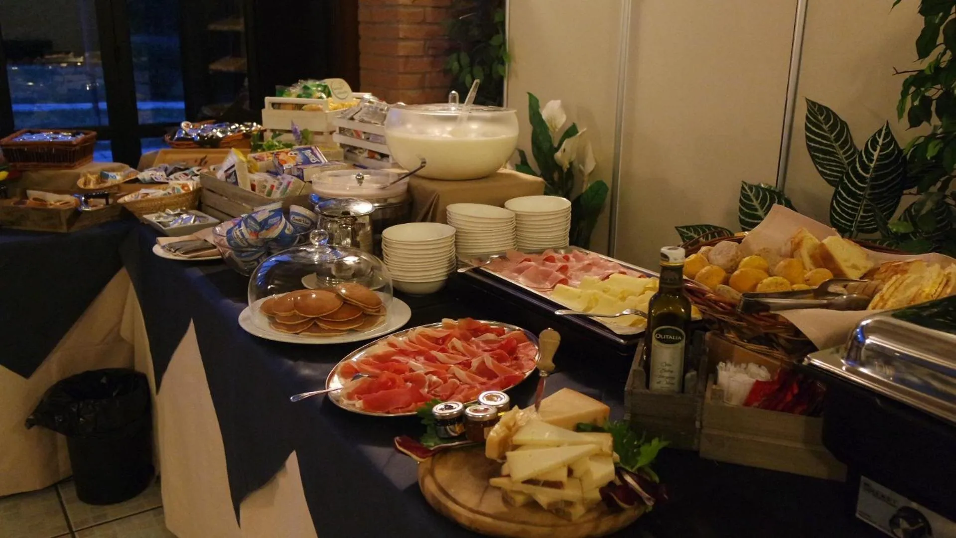 Buffet breakfast in Albergo Della Roccia