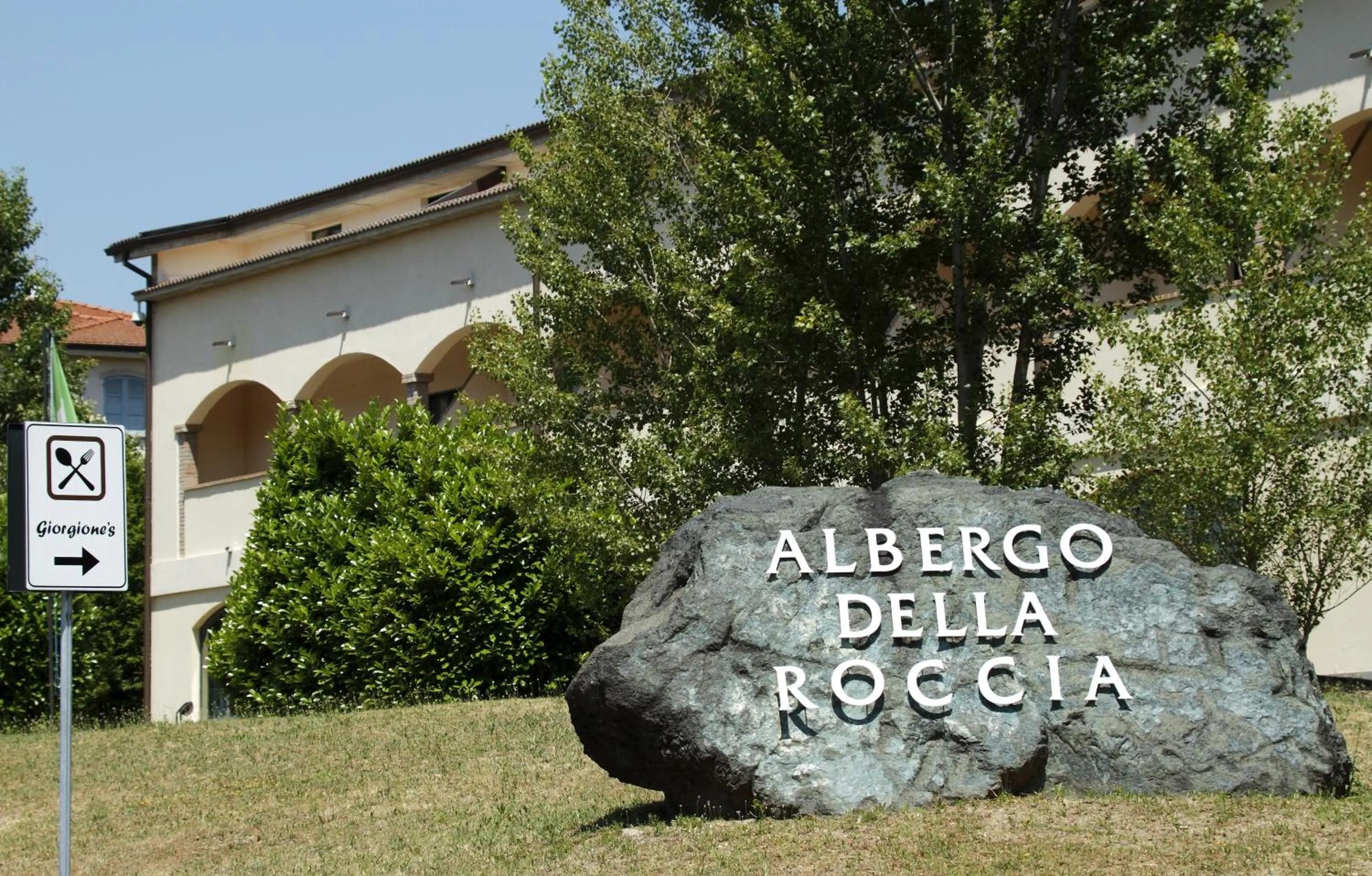 Facade/entrance in Albergo Della Roccia