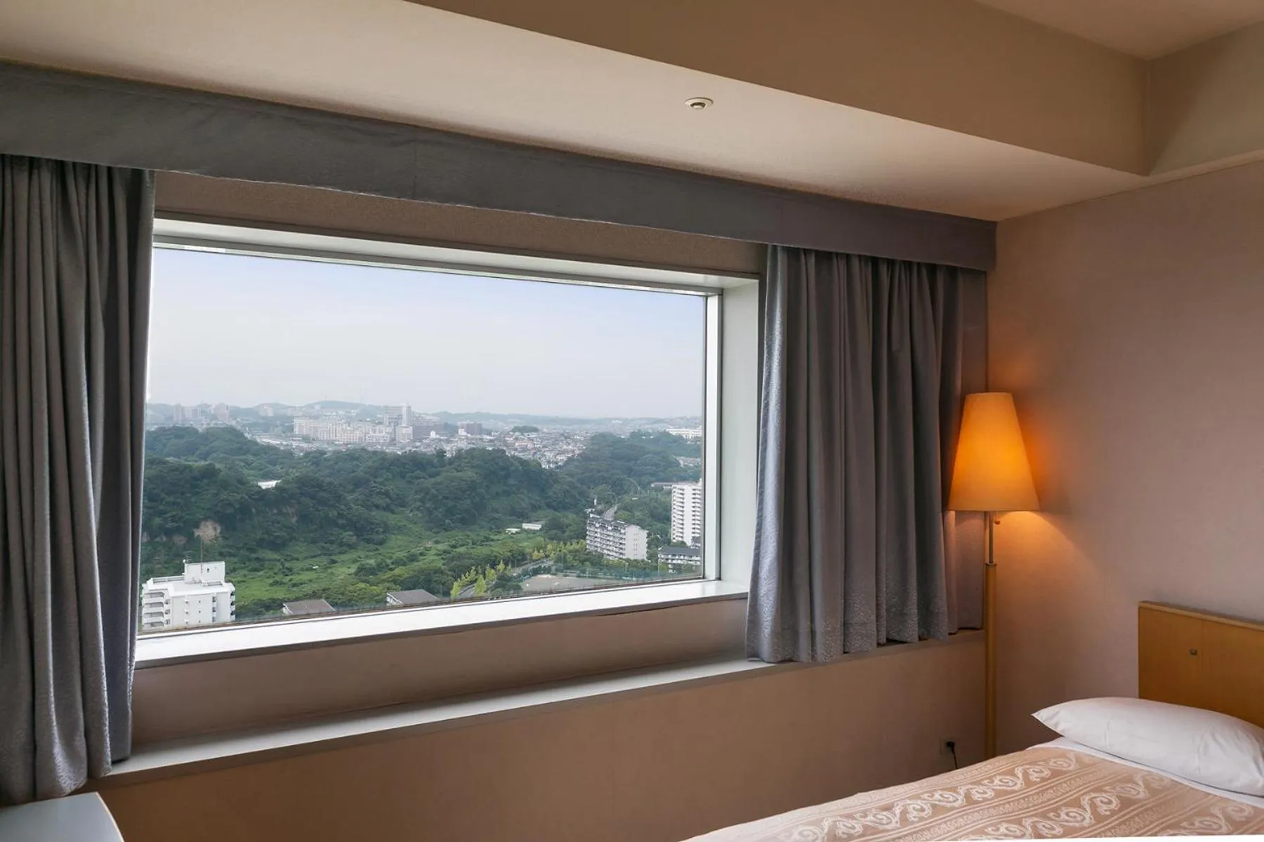 Mountain view, Bed in Yokohama Techno Tower Hotel