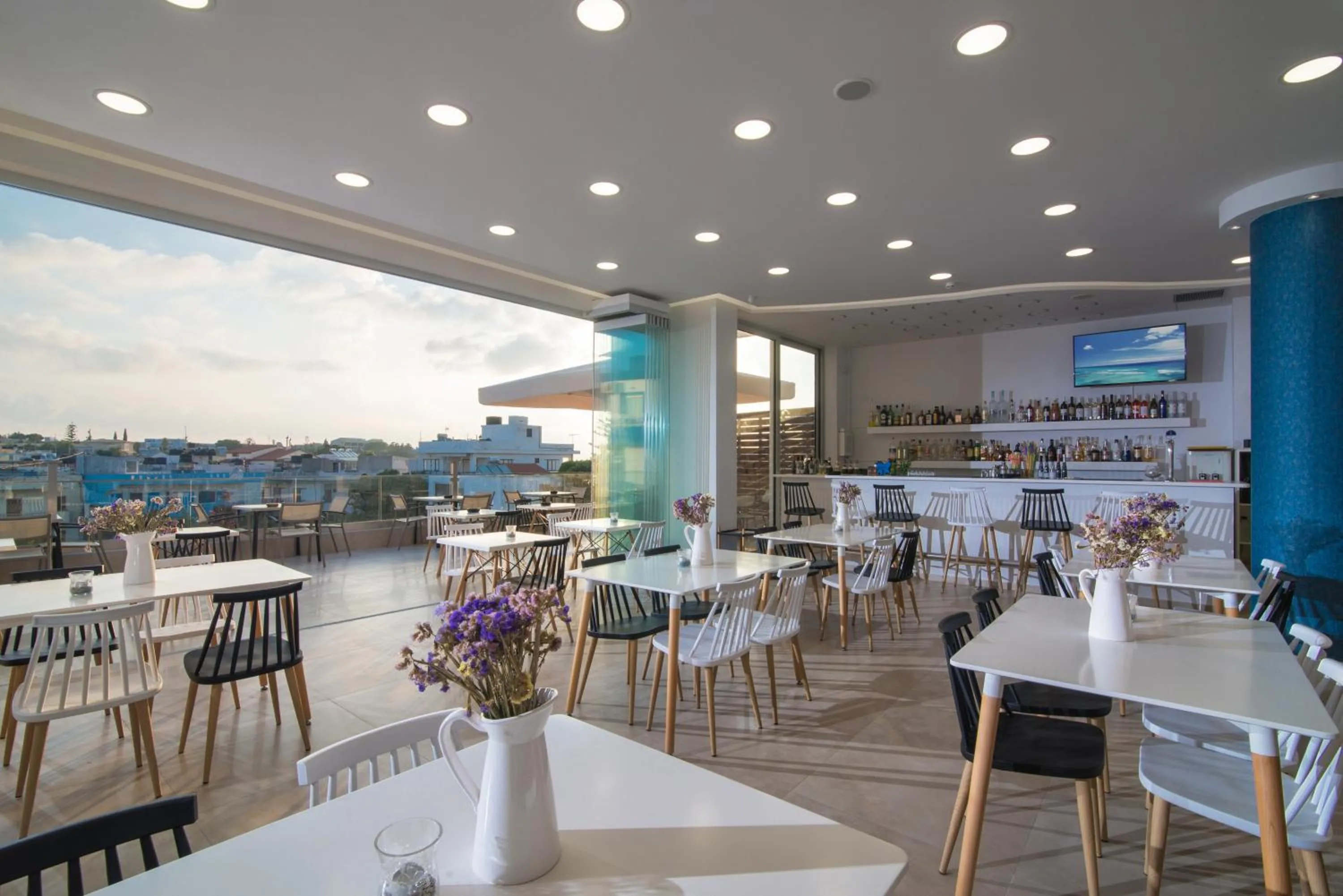 Lounge or bar in Belvedere Village