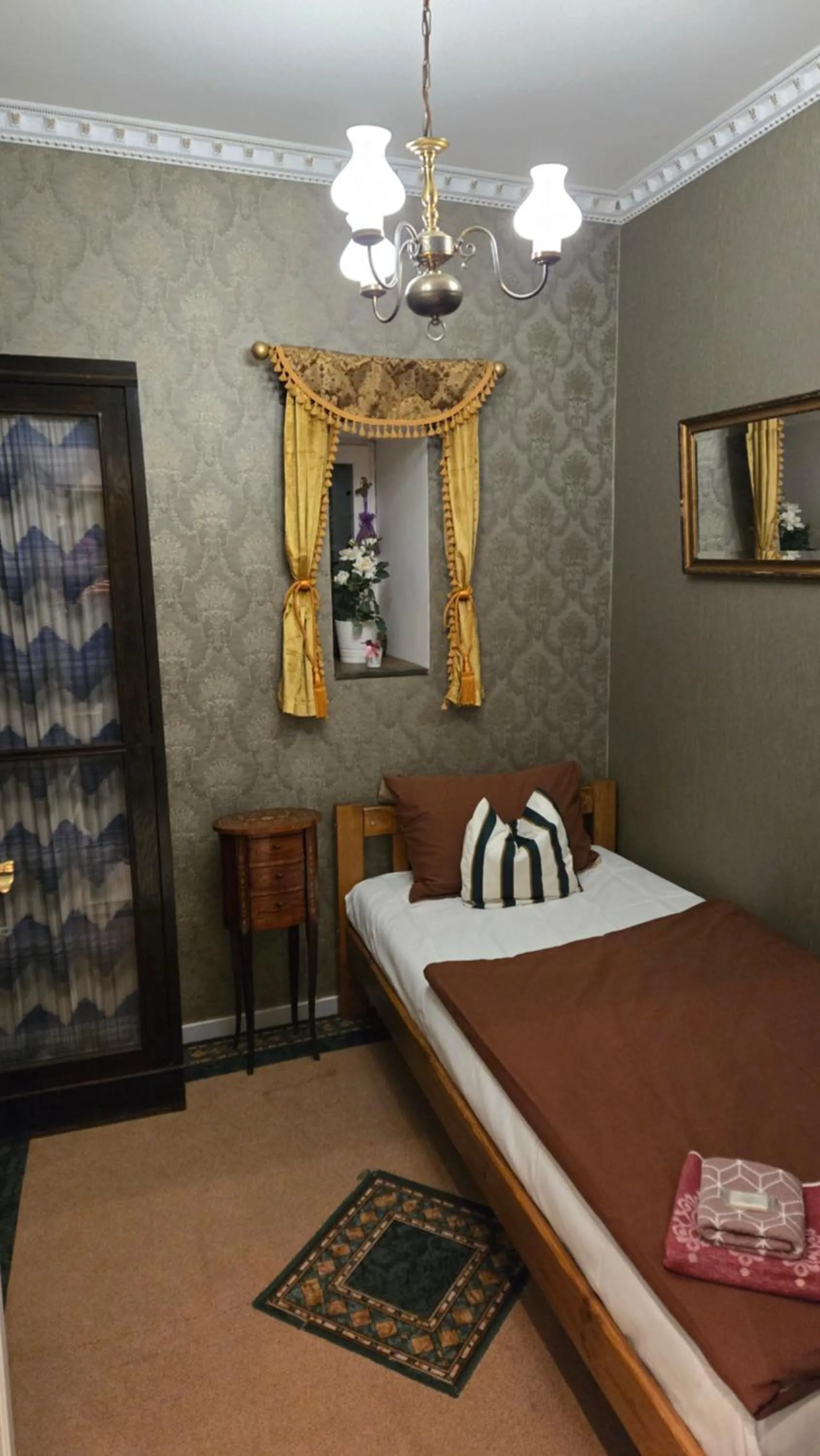 Text overlay, Bed in St. Terezie - Baroque Residence