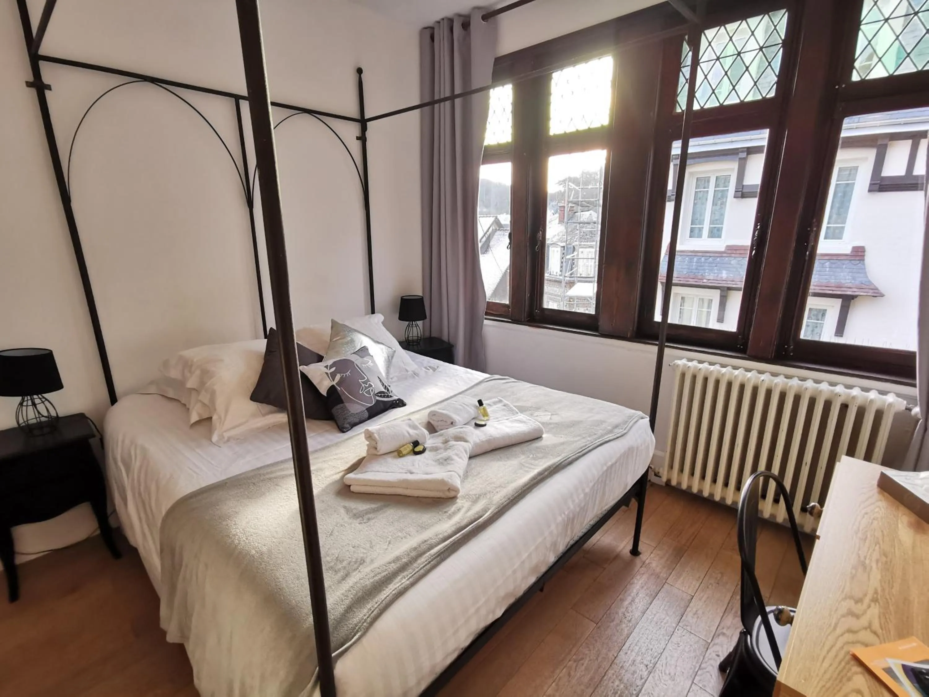 Bed in Hotel La Résidence Manoir De La Salamandre