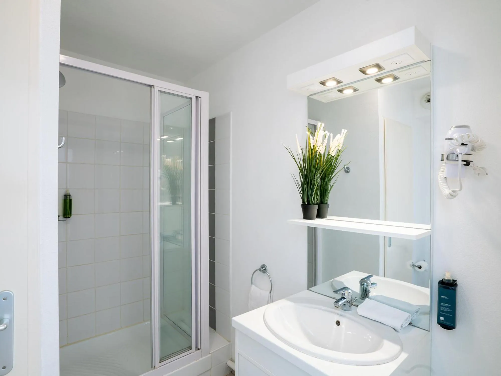 Shower in Séjours & Affaires Caen Le Clos Beaumois