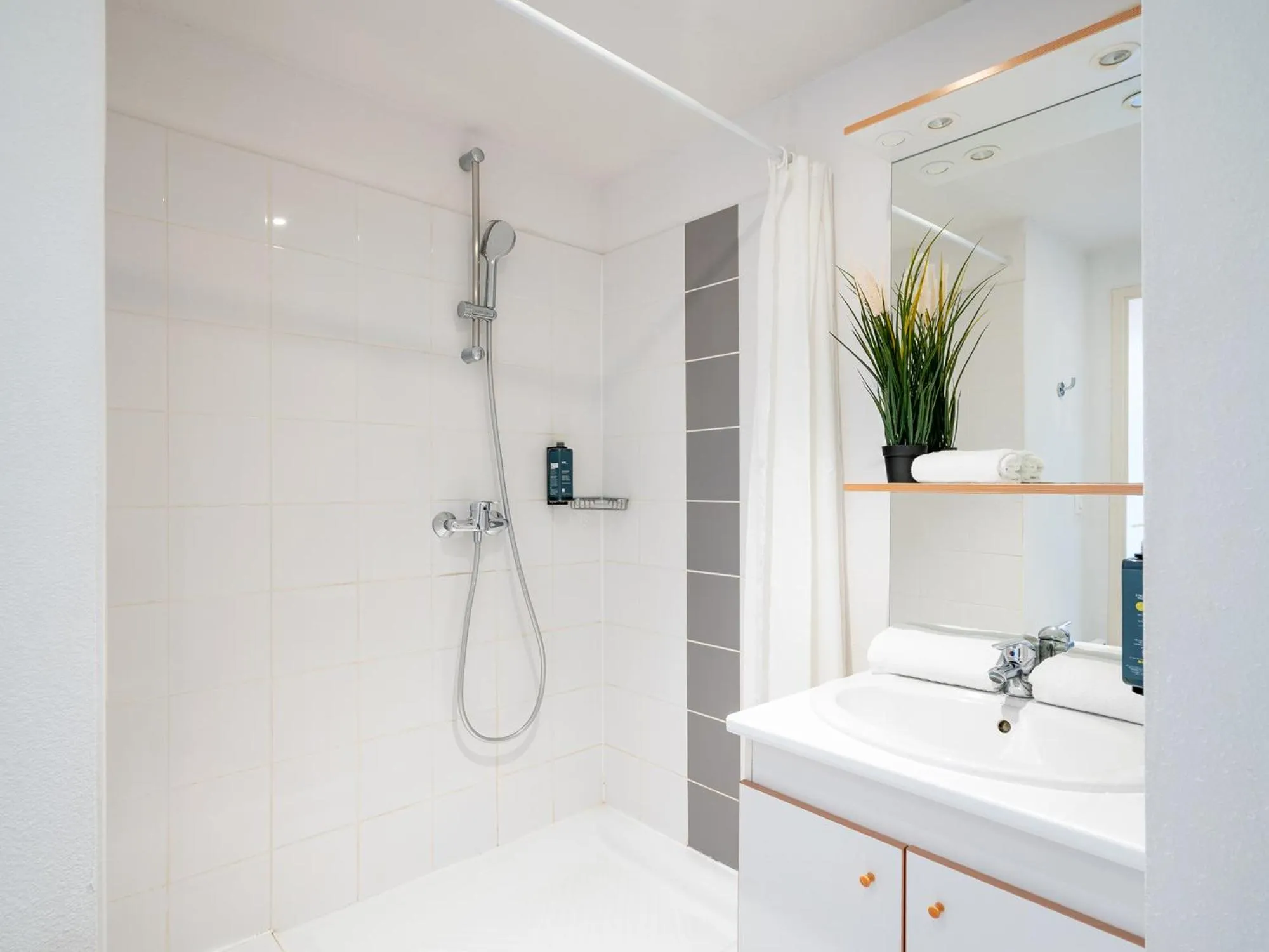 Bathroom in Séjours & Affaires Caen Le Clos Beaumois