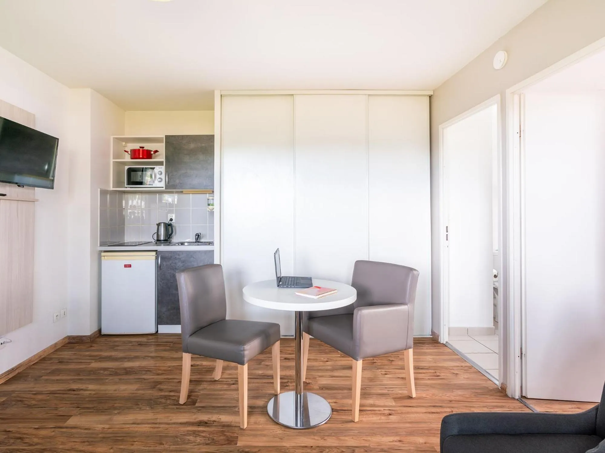 TV and multimedia in Séjours & Affaires Caen Le Clos Beaumois