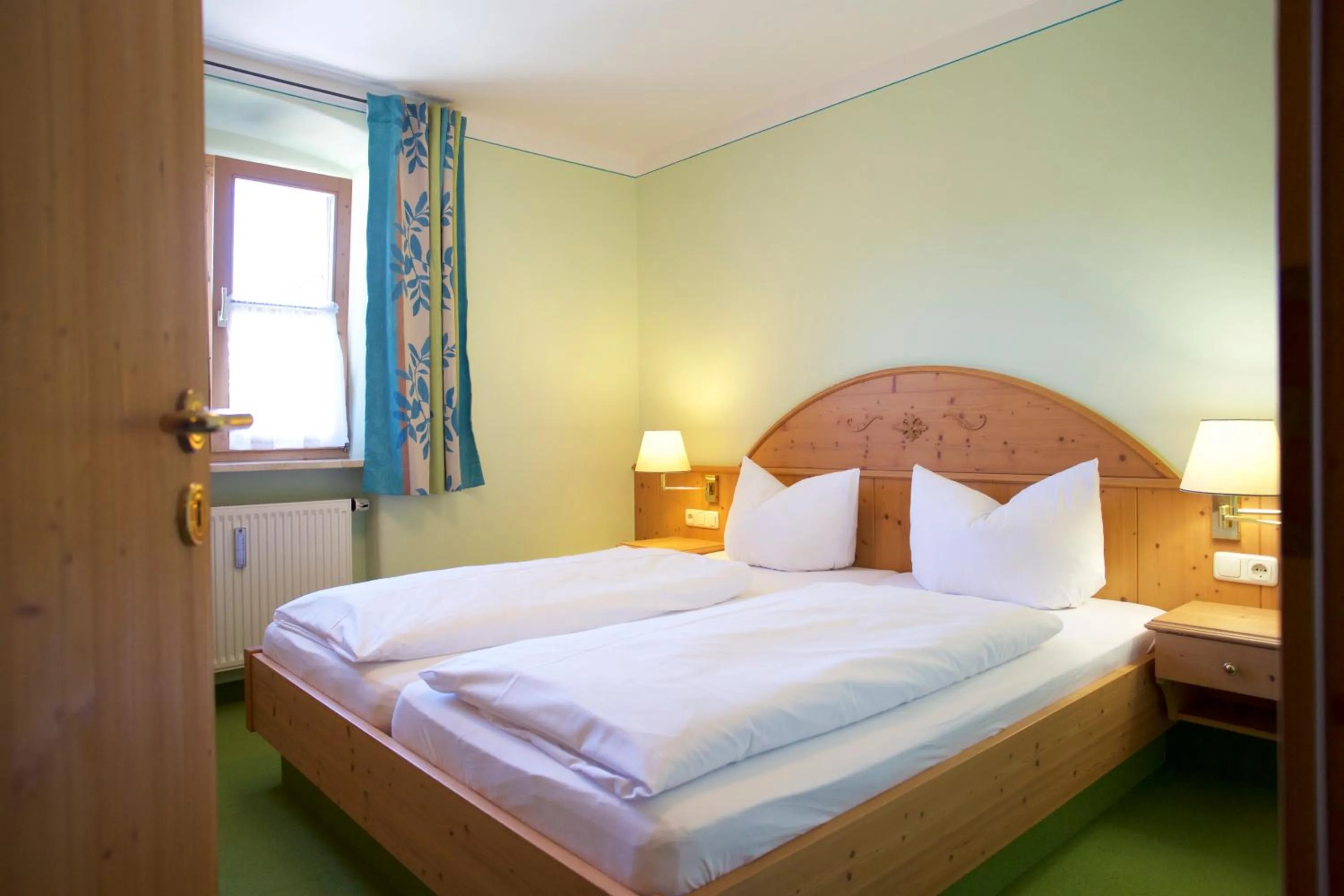 Bedroom, Bed in Hotel Salzburger Hof