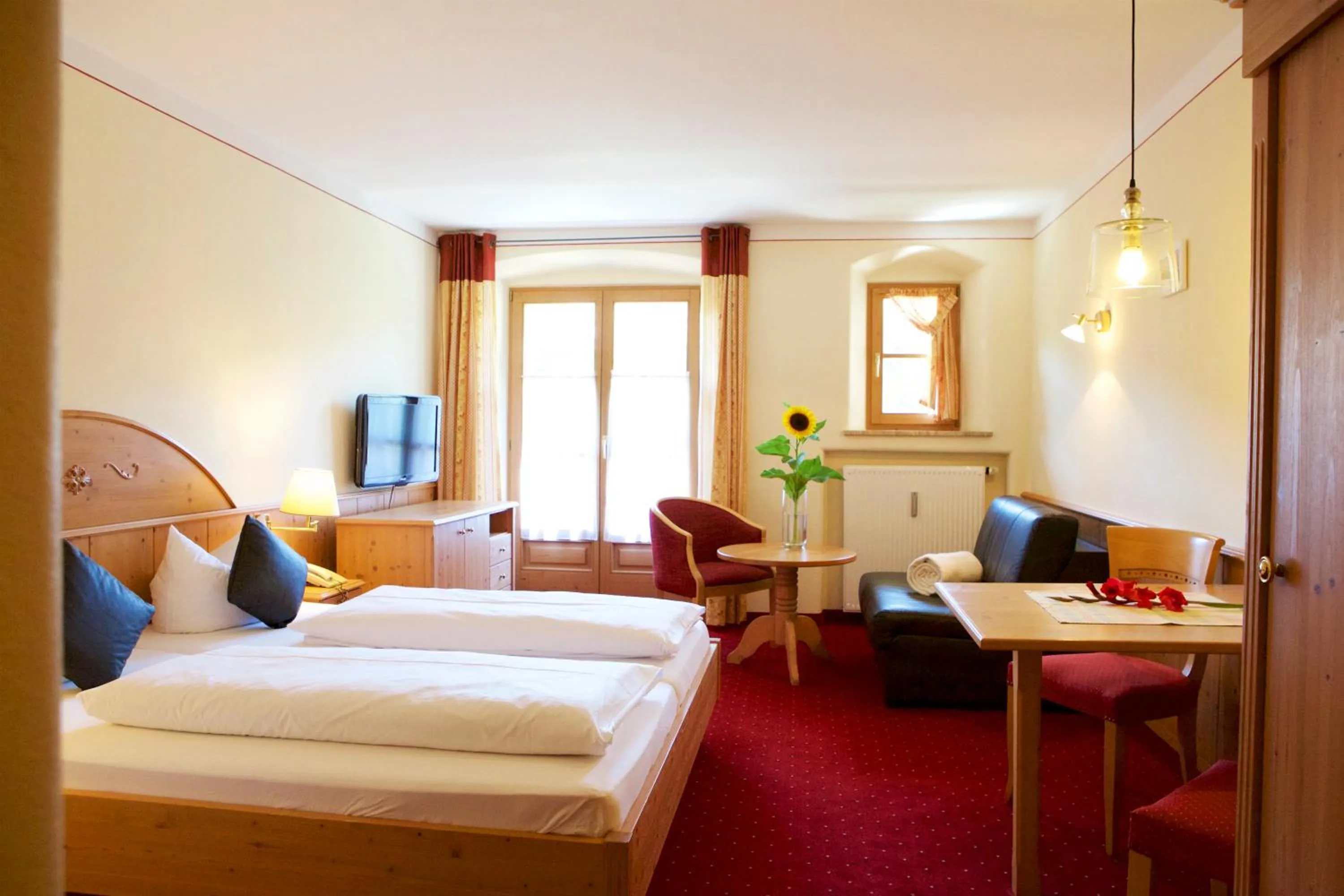 Photo of the whole room, Bed in Hotel Salzburger Hof