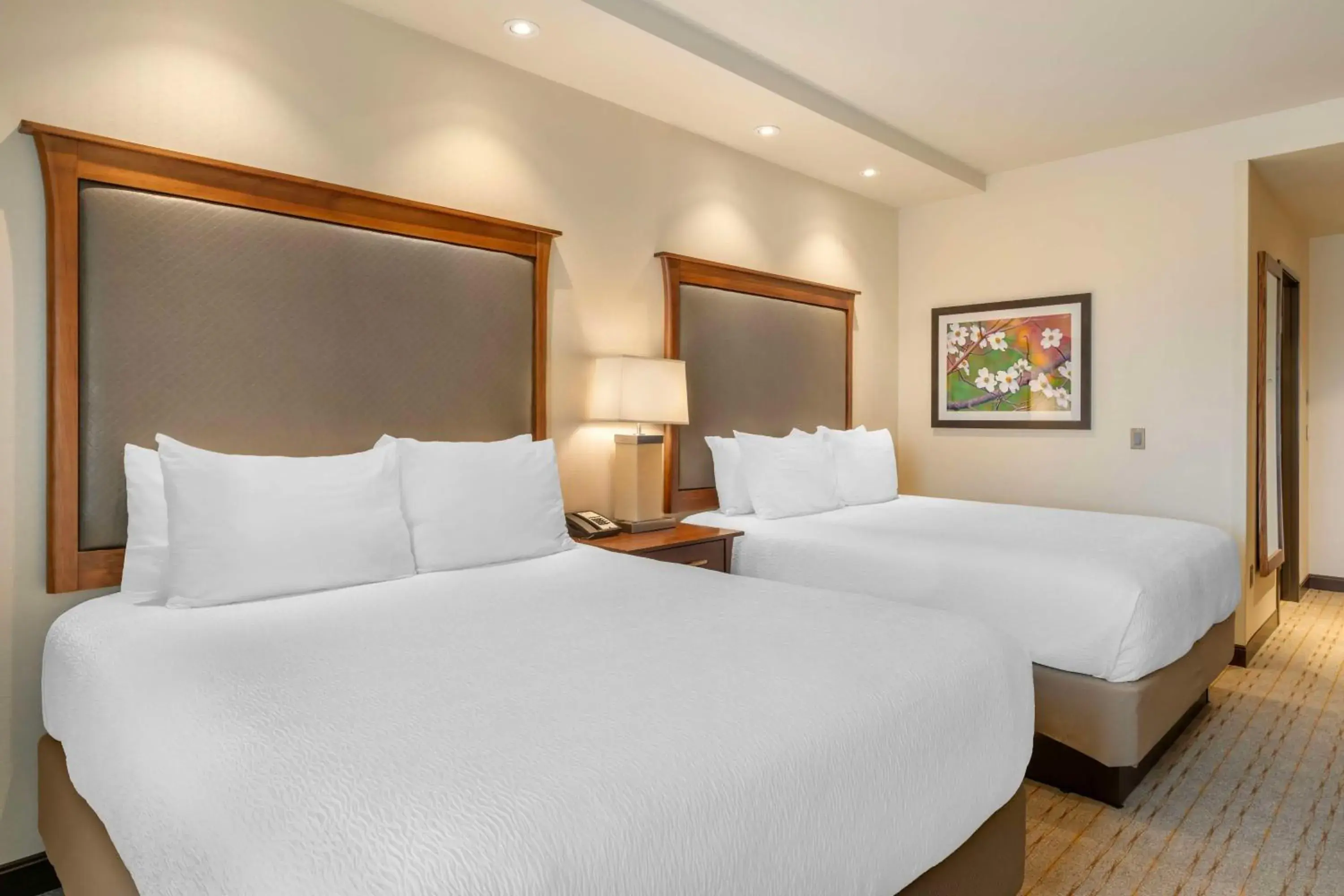 Queen Room with Two Queen Beds in Best Western Premier Boulder Falls Inn Queen Room with Two Queen Beds in Best Western Premier Boulder Falls Inn