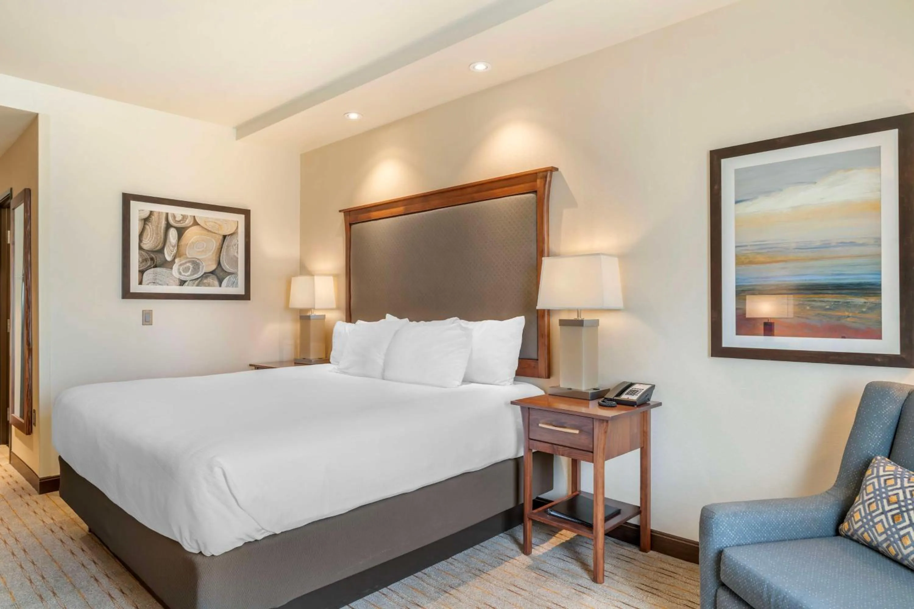 Bedroom, Bed in Best Western Premier Boulder Falls Inn