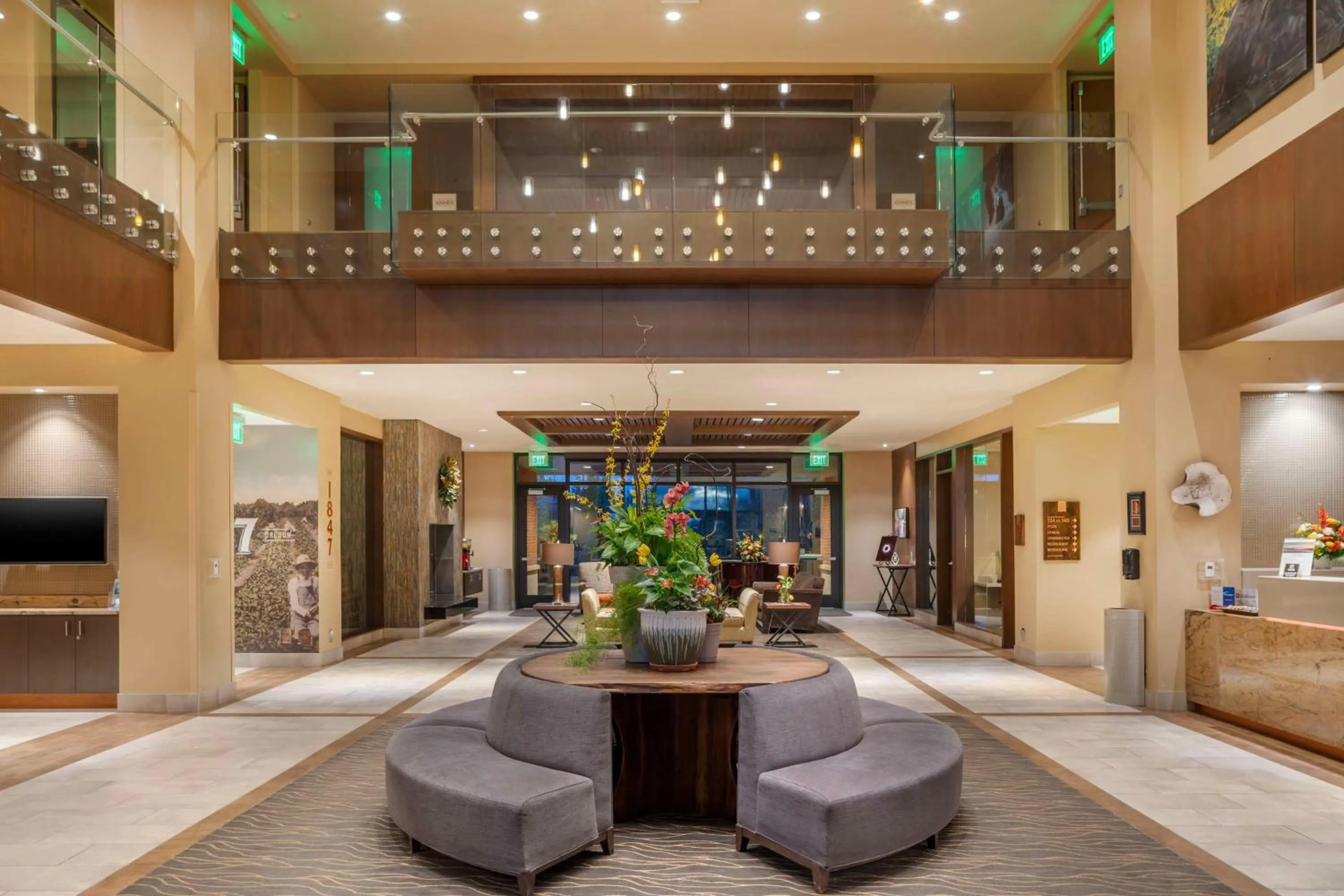 Lobby or reception in Best Western Premier Boulder Falls Inn