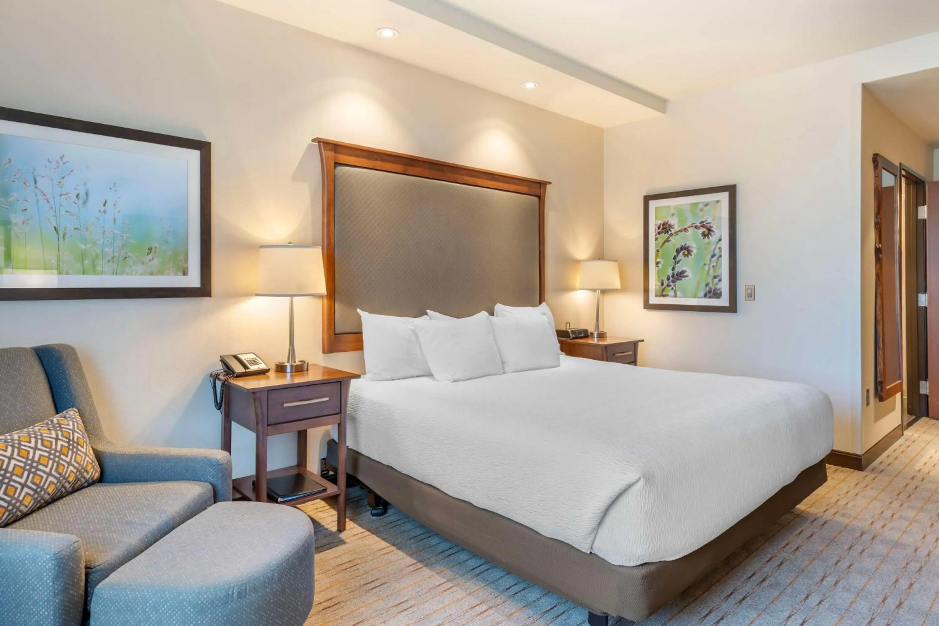 Bedroom, Bed in Best Western Premier Boulder Falls Inn