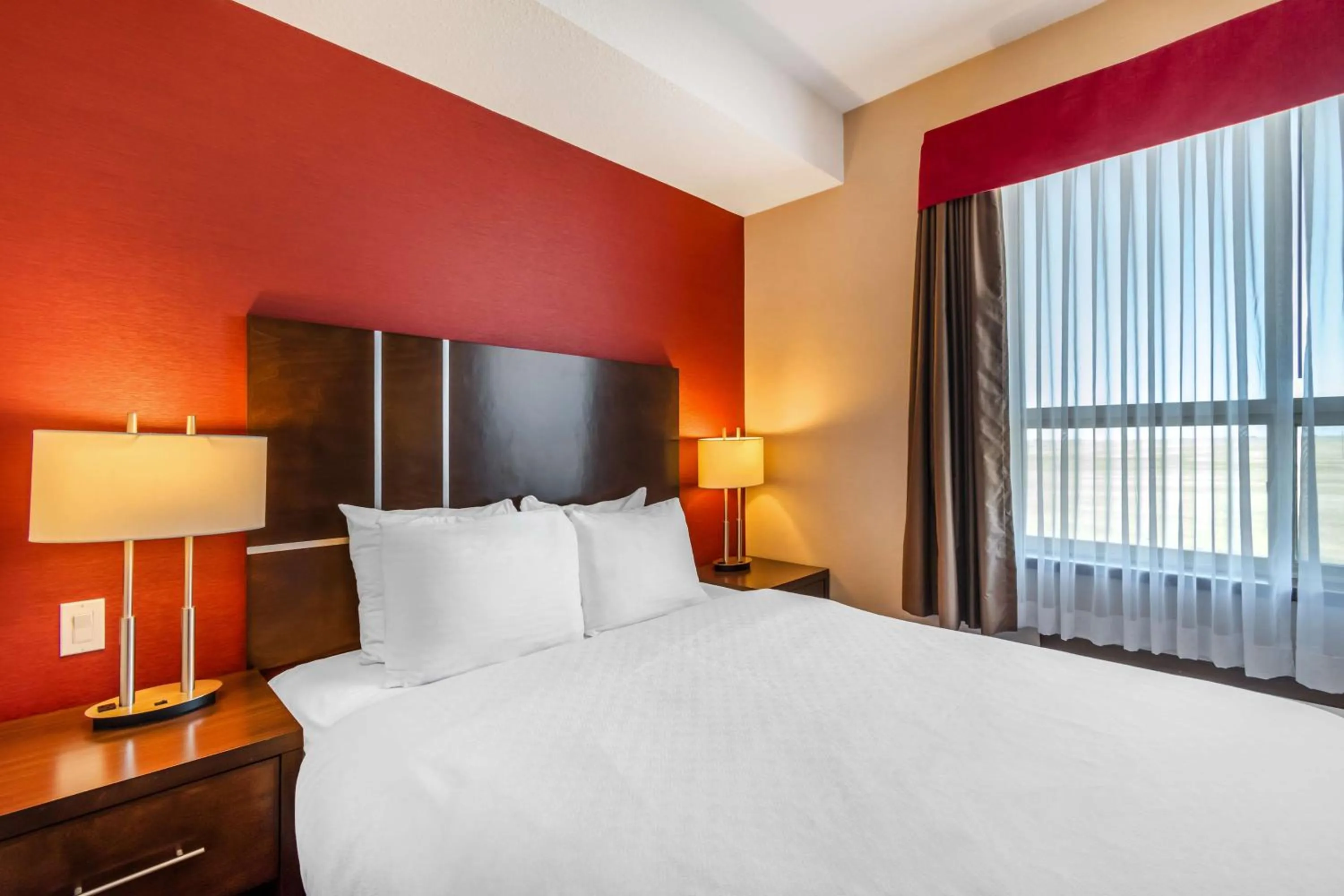 Bedroom, Bed in Best Western Plus Kindersley Hotel