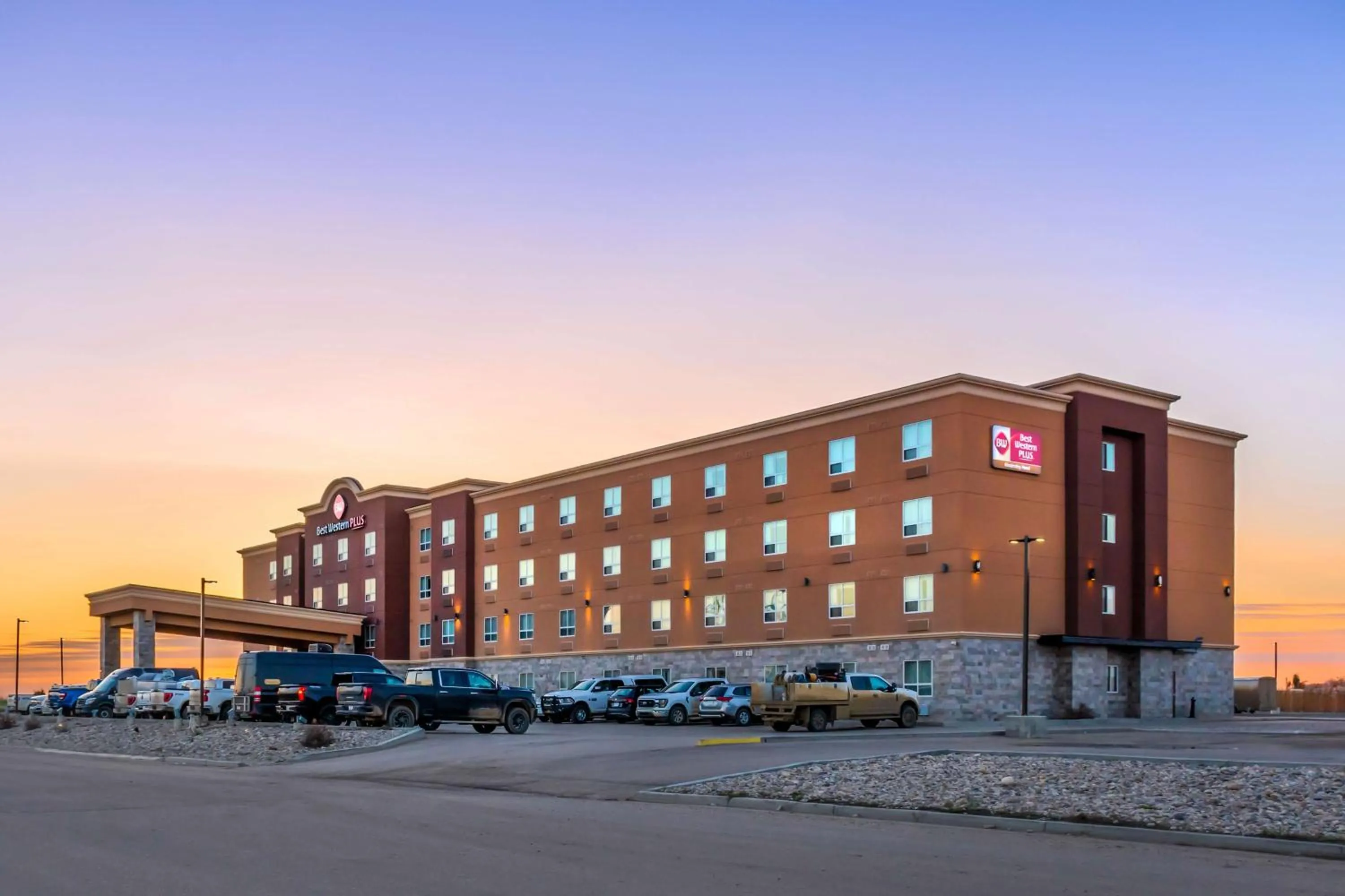 Property building in Best Western Plus Kindersley Hotel