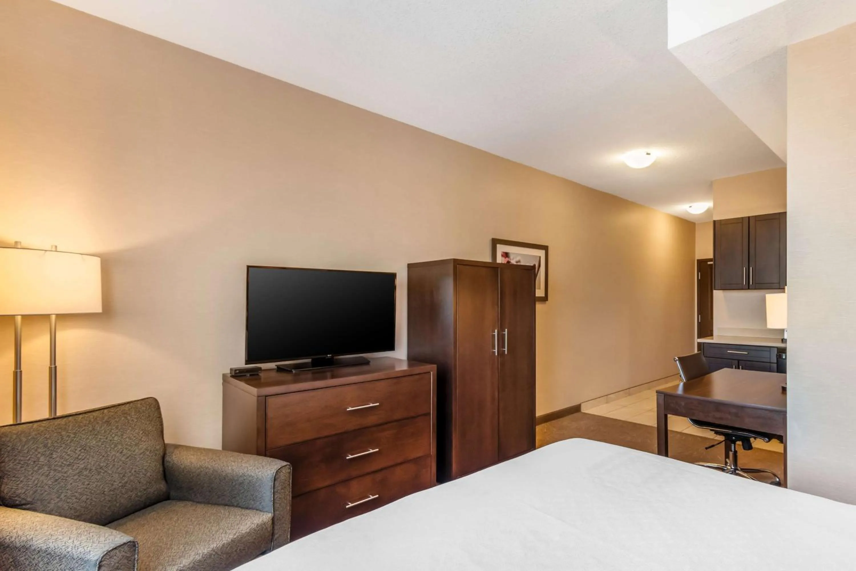 Bedroom, Bed in Best Western Plus Kindersley Hotel